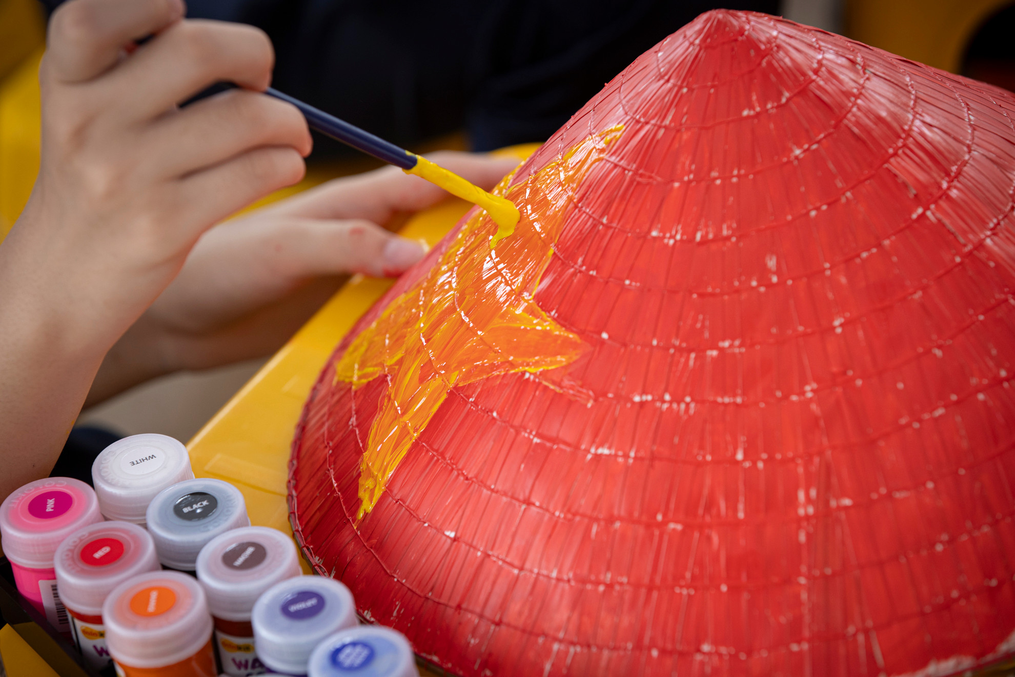 Nón lá là hình ảnh quen thuộc với người dân Việt Nam, không chỉ là vật che nắng che mưa mà còn là biểu tượng của sự duyên dáng, mộc mạc.