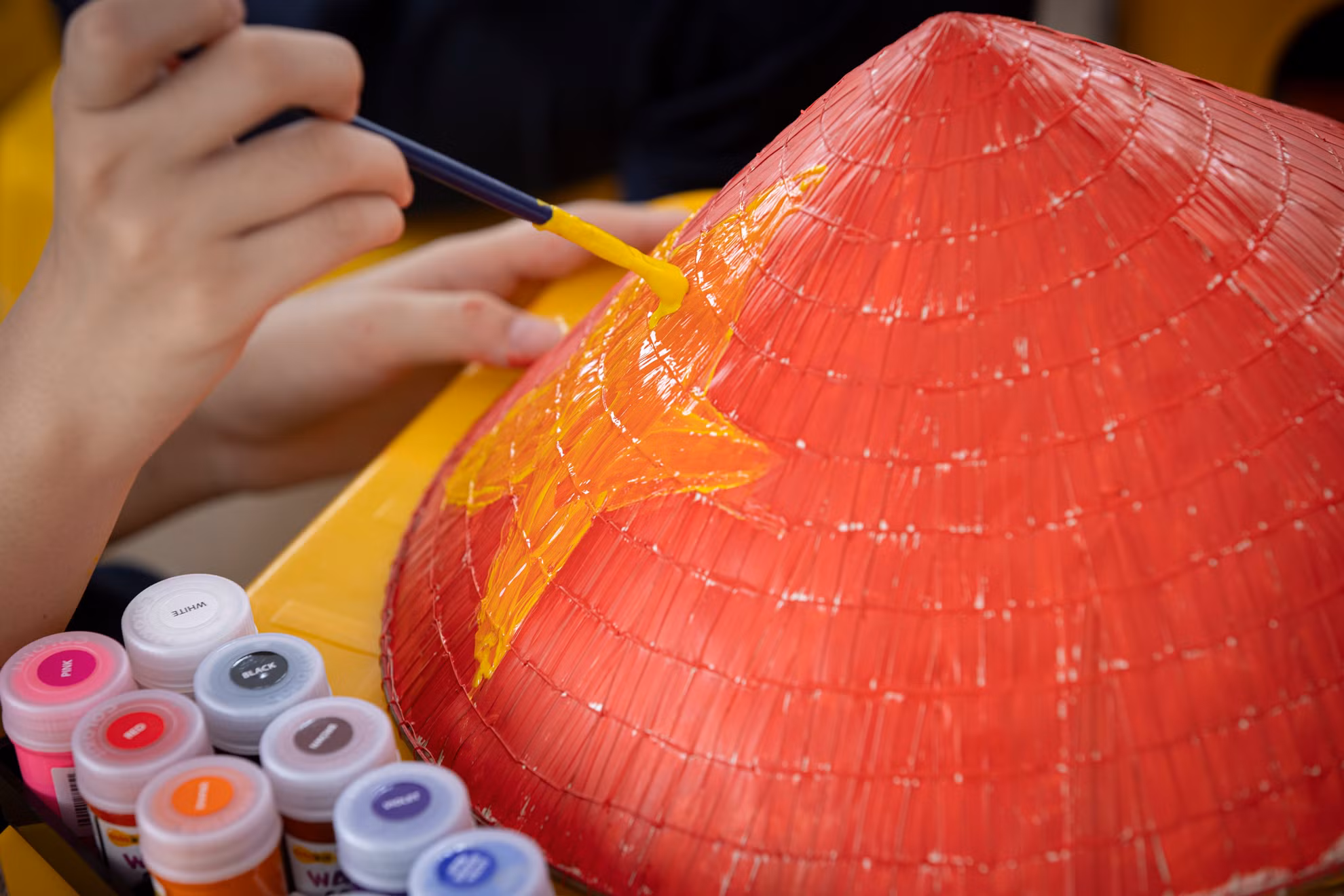 Nón lá là hình ảnh quen thuộc với người dân Việt Nam, không chỉ là vật che nắng che mưa mà còn là biểu tượng của sự duyên dáng, mộc mạc.