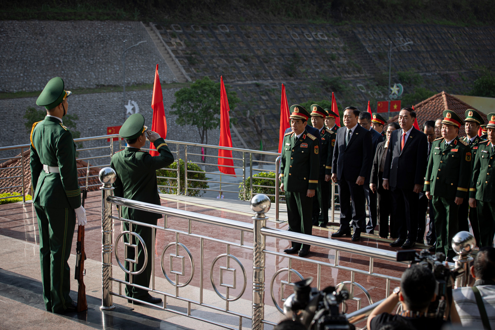 Bộ trưởng Quốc phòng Phan Văn Giang và các đại biểu tại cột mốc chủ quyền quốc gia.