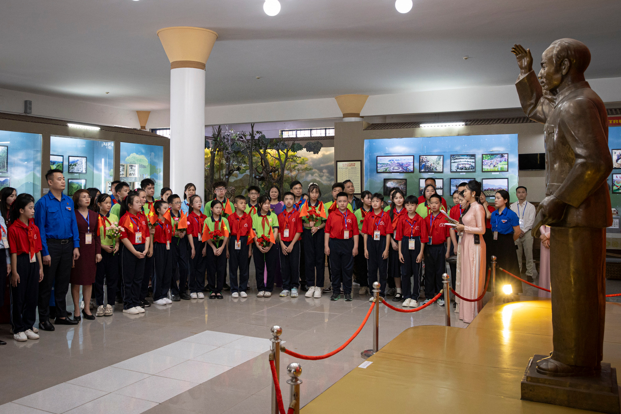 Học sinh hai nước tham quan, tìm hiểu về những nét văn hóa đặc trưng của tỉnh Lạng Sơn tại Bảo tàng tỉnh Lạng Sơn.