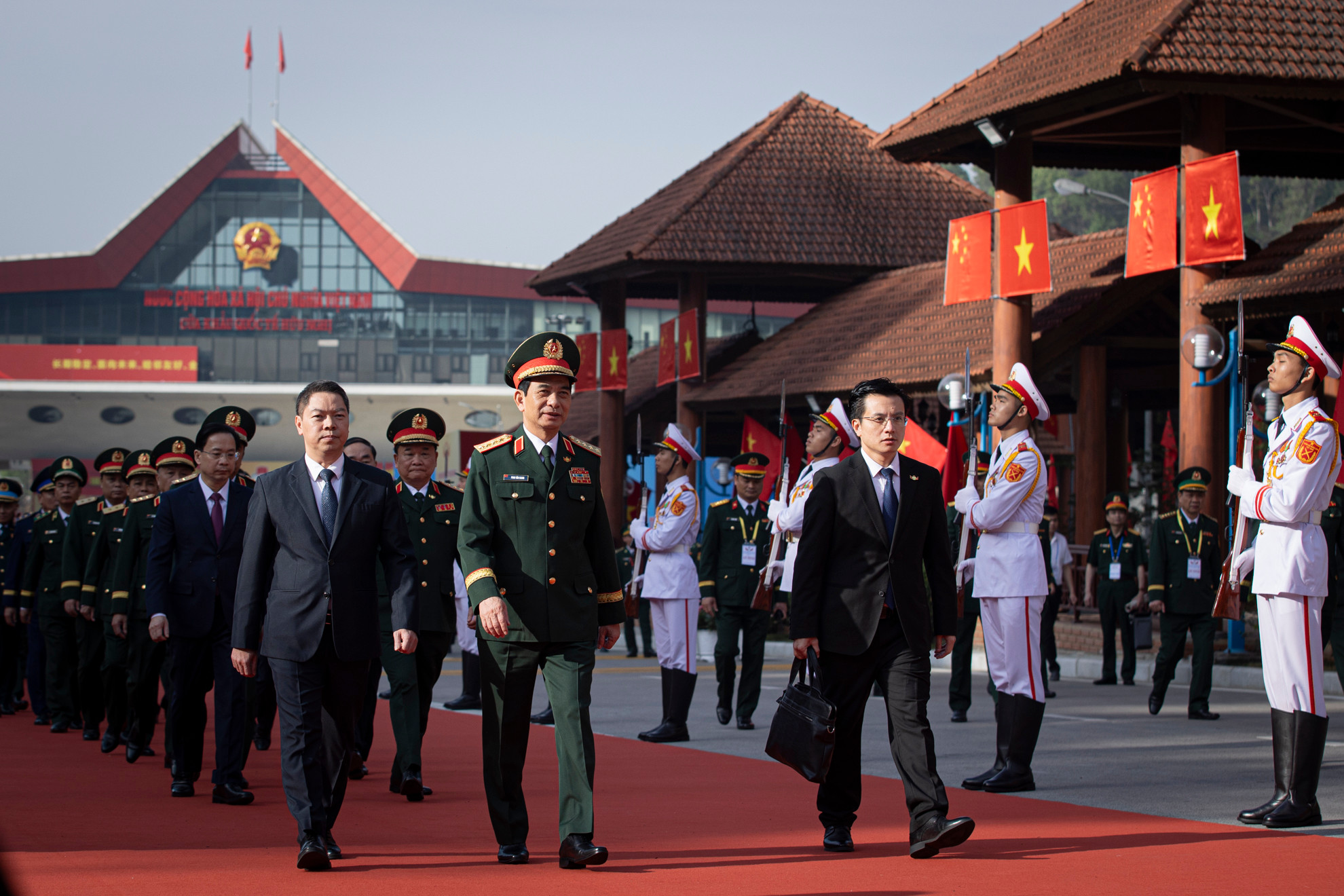 Ngay sau đó, Đại tướng Phan Văn Giang, Ủy viên Bộ Chính trị, Phó Bí thư Quân ủy Trung ương, Bộ trưởng Quốc phòng cùng đoàn đại biểu cấp cao Bộ Quốc phòng Việt Nam đã qua Cửa khẩu Quốc tế Hữu Nghị, sang Trung Quốc tham dự các hoạt động giao lưu.