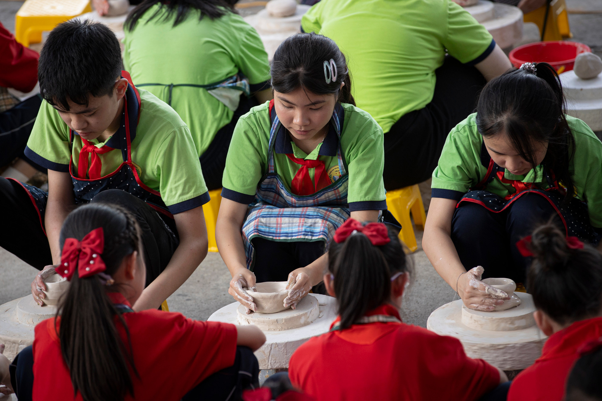 Đặc biệt, các em học sinh sau khi hoàn thành sản phẩm do chính tay mình làm ra sẽ được ban tổ chức gửi lại sau khi nung nóng.
