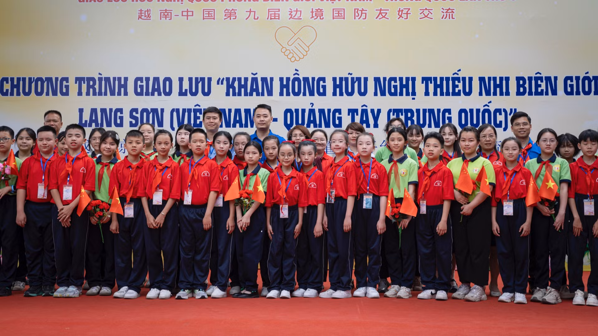 Học sinh hai nước chụp ảnh lưu niệm tại chương trình. (Ảnh SƠN TÙNG)