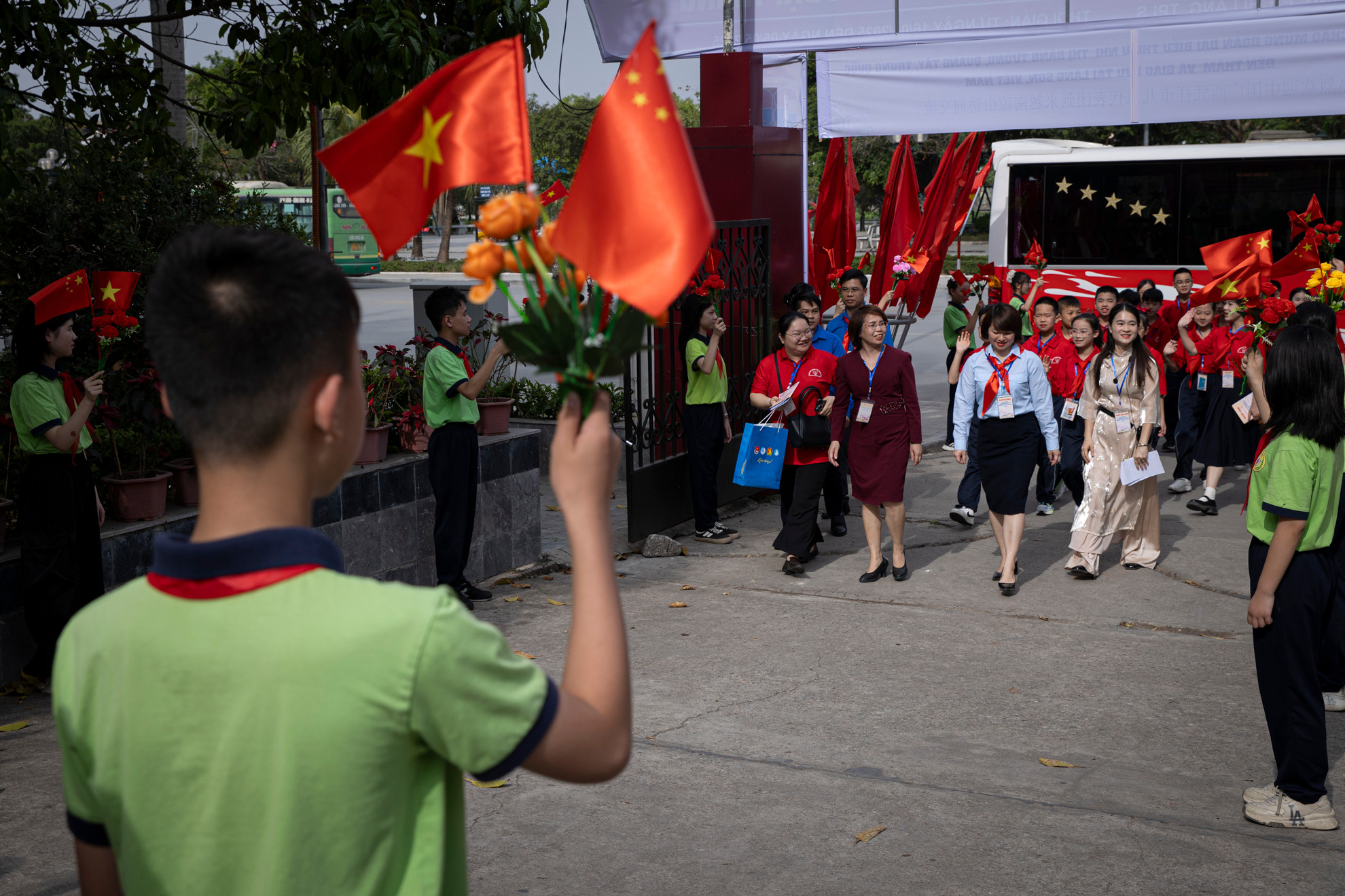 Các em học sinh trường THCS Hoàng Văn Thụ (Lạng Sơn) nồng nhiệt chào đón đoàn đoàn đại biểu và 20 em học sinh thị trấn Bằng Tường, Quảng Tây, Trung Quốc.