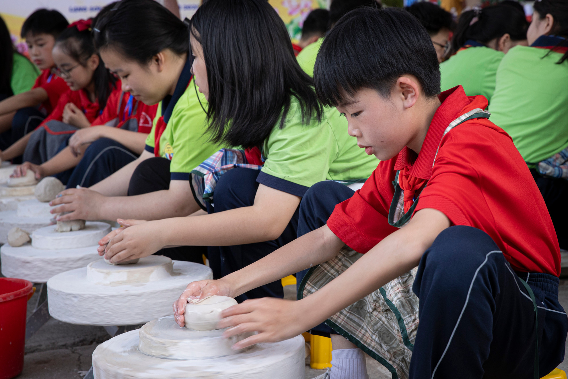 Ngoài hoạt động trang trí nón lá, các em học sinh còn được trải nghiệm làm gốm sứ truyền thống.