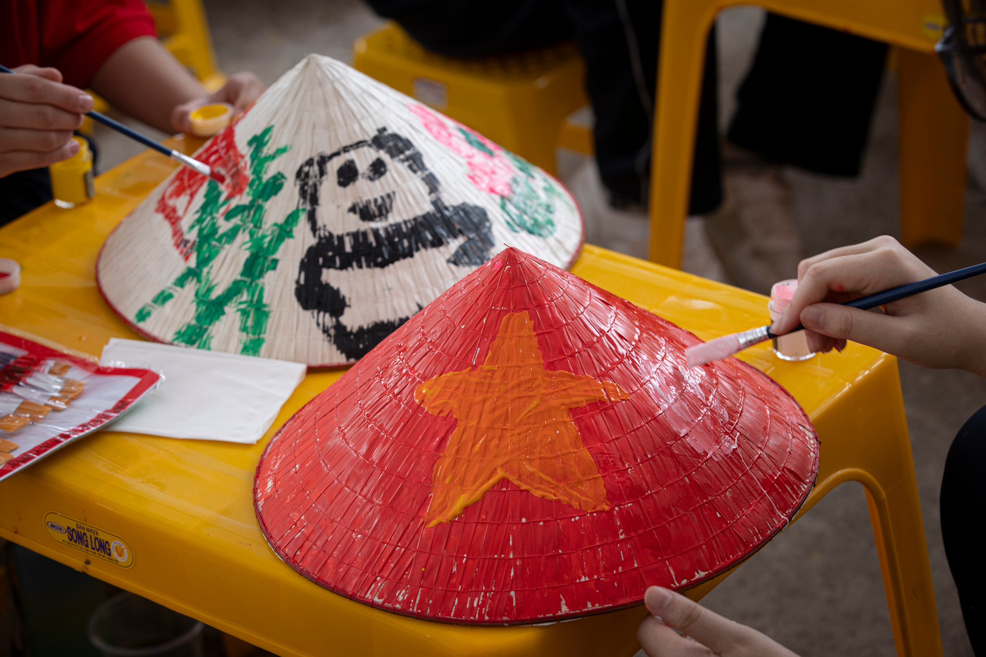 Các em học sinh có 10 phút để trang trí nón lá.