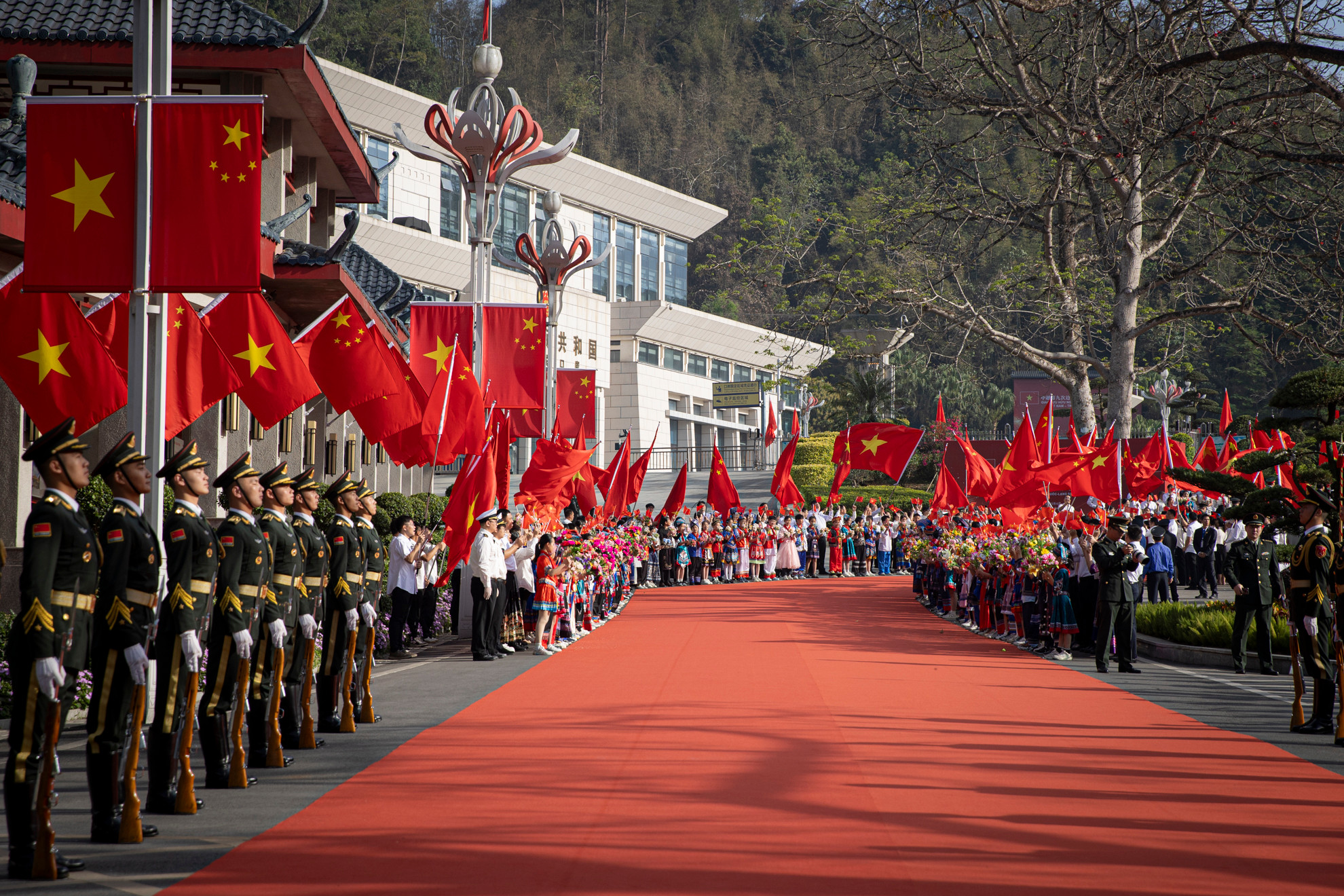 Nhân dân Trung Quốc chào đón đoàn đại biểu cấp cao Bộ Quốc phòng Việt Nam.