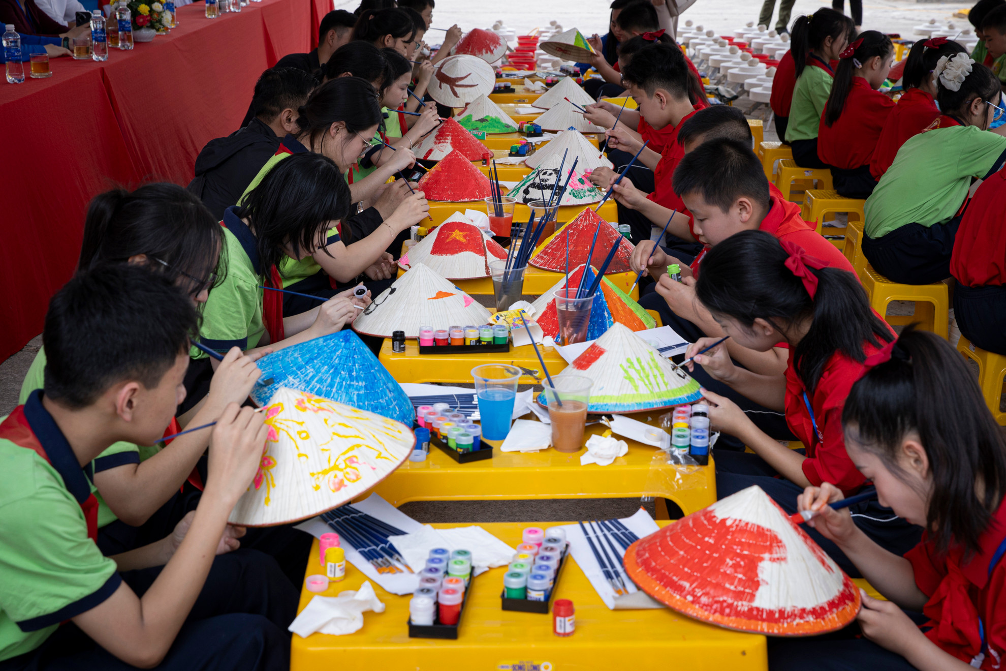 Ngay sau khi tham quan bảo tàng, các em học sinh được tham gia hoạt động vẽ nón lá.