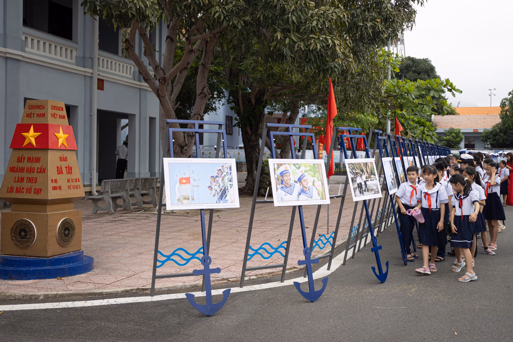 Các em học sinh tham quan triển lãm.