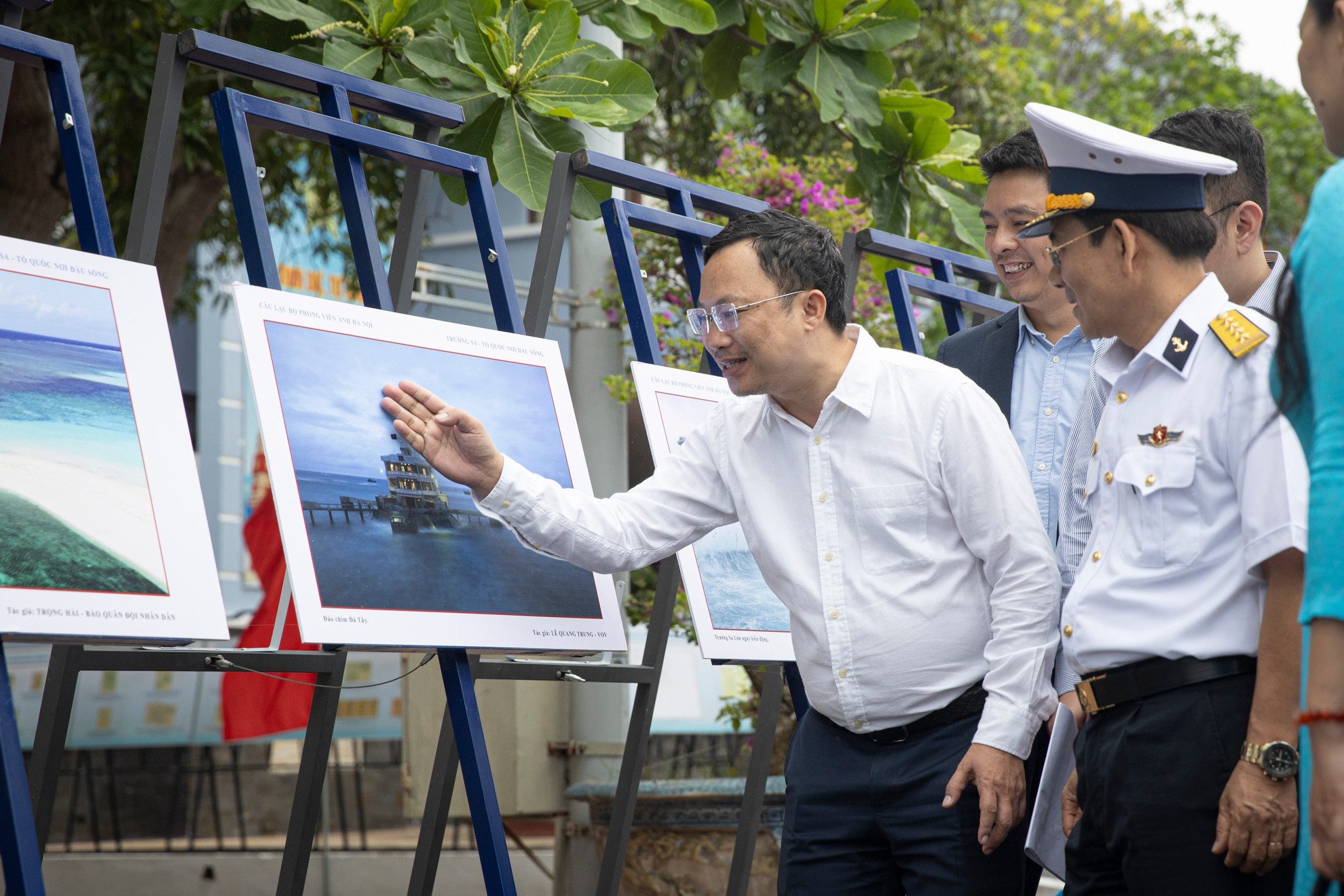 Triển lãm trưng bày nhiều hình ảnh, tư liệu quý gồm 200 tài liệu, hình ảnh, bản đồ từ Trung tâm Lưu trữ quốc gia Việt Nam, Bảo tàng Lịch sử quân sự Việt Nam, Bảo tàng Hải quân cùng nhiều tài liệu sưu tầm từ các cơ quan Lưu trữ, Thư viện quốc gia Mỹ, Pháp... Bên cạnh đó, lần đầu tiên công bố nhiều tài liệu về Hoàng Sa.