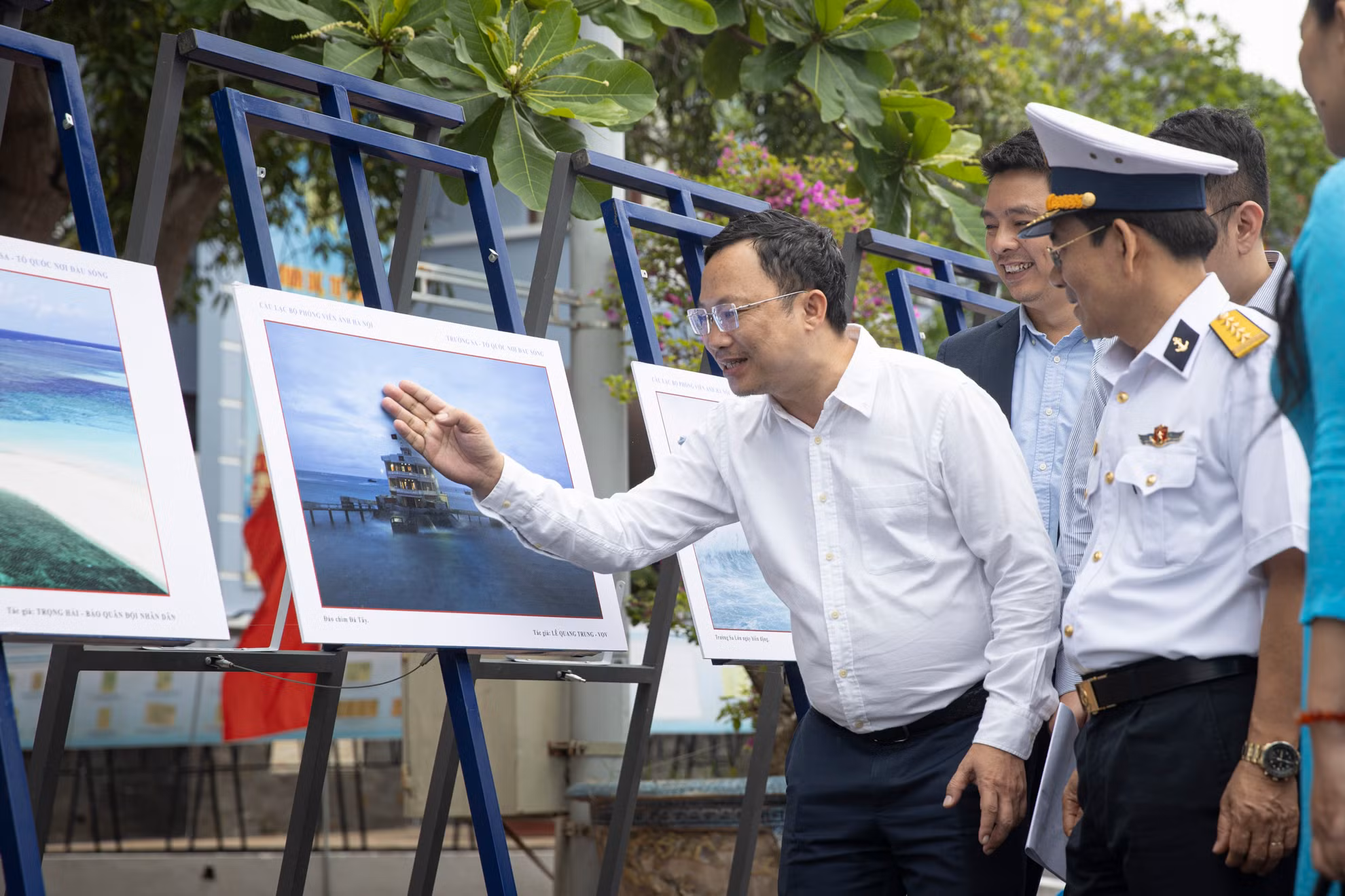 Triển lãm trưng bày nhiều hình ảnh, tư liệu quý gồm 200 tài liệu, hình ảnh, bản đồ từ Trung tâm Lưu trữ quốc gia Việt Nam, Bảo tàng Lịch sử quân sự Việt Nam, Bảo tàng Hải quân cùng nhiều tài liệu sưu tầm từ các cơ quan Lưu trữ, Thư viện quốc gia Mỹ, Pháp... Bên cạnh đó, lần đầu tiên công bố nhiều tài liệu về Hoàng Sa.