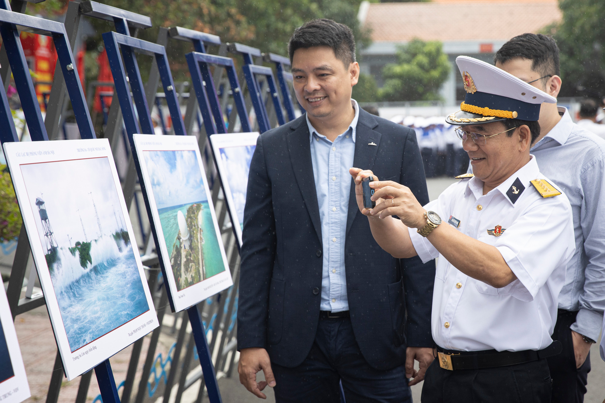 Đặc biệt, triển lãm trưng bày 50 bức ảnh báo chí được các hội viên Câu lạc bộ Phóng viên ảnh Hà Nội thực hiện từ năm 2009 đến nay.