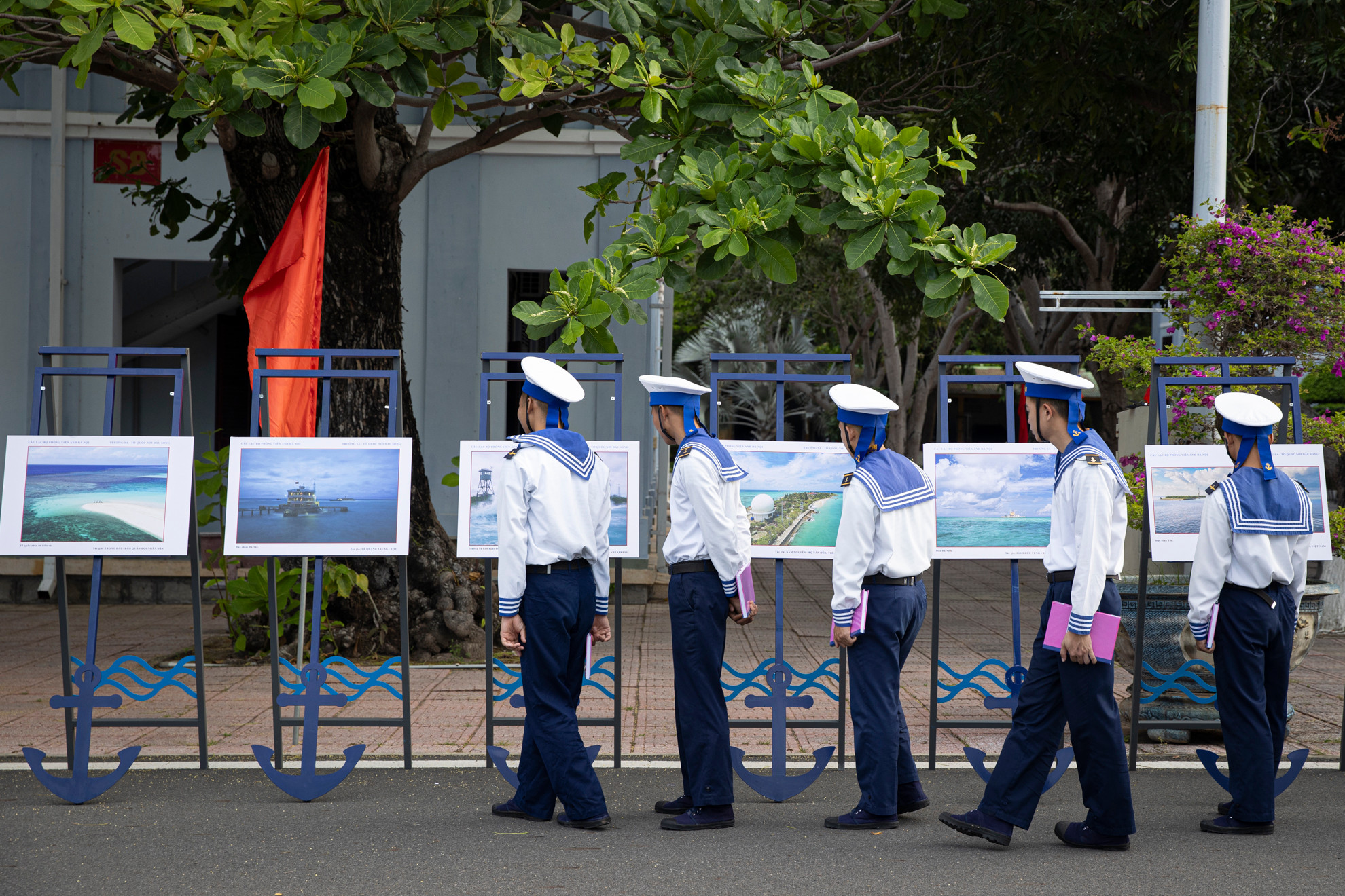50 bức ảnh khắc hoạ sinh động, rõ nét quần đảo Trường Sa từ huấn luyện chiến đấu, sinh hoạt, cuộc sống đời thường.