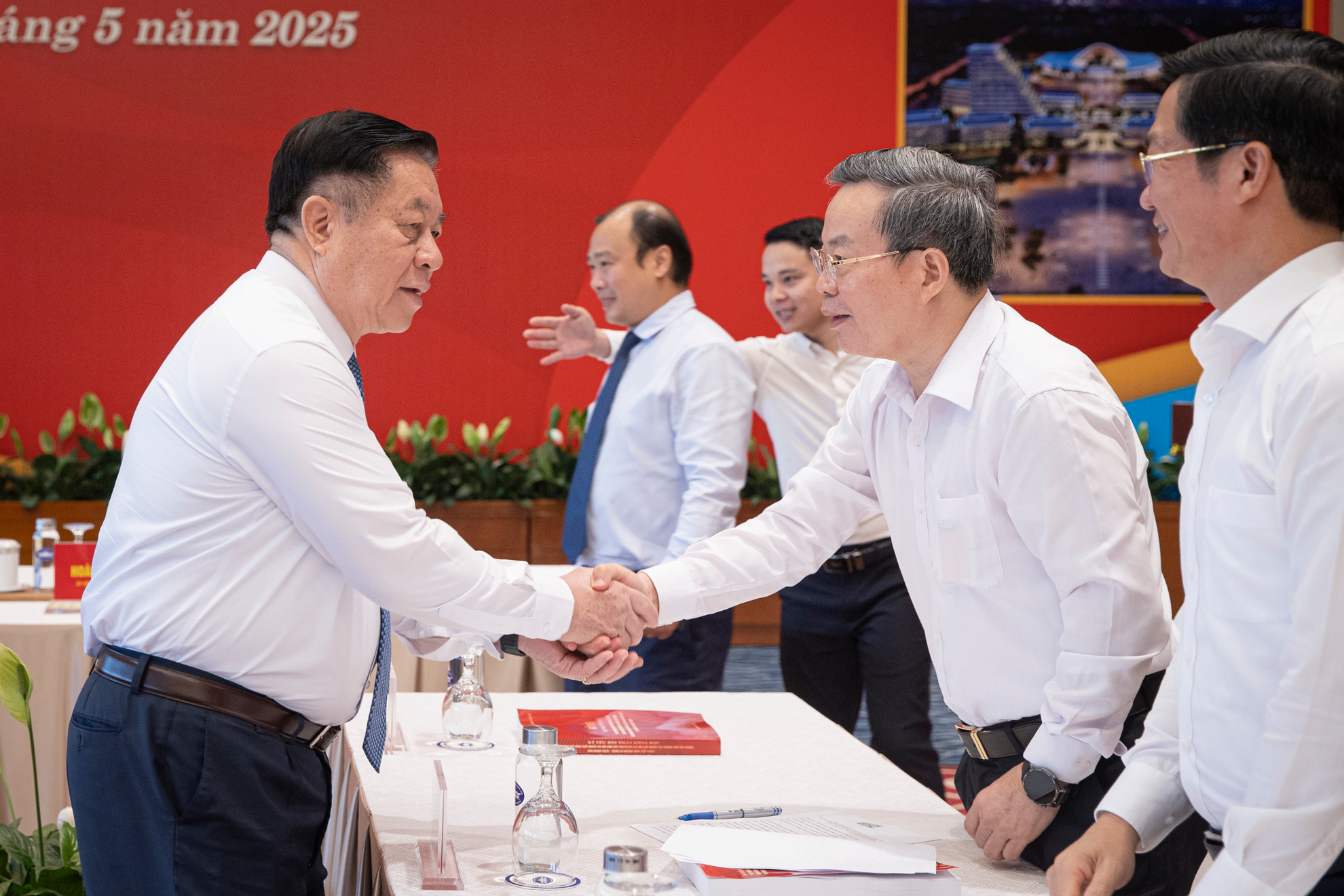 Trưởng Ban Tuyên giáo và Dân vận Trung ương Nguyễn Trọng Nghĩa và các đại biểu.