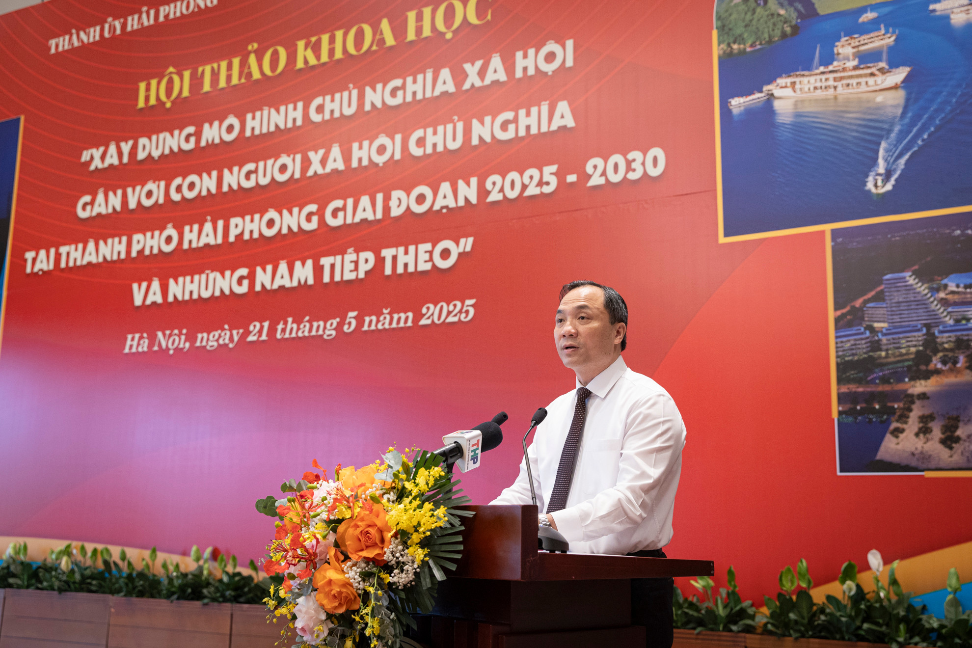 Đồng chí Hoàng Trung Dũng, Ủy viên Trung ương Đảng, Tổng Biên tập Tạp chí Cộng sản phát biểu đề dẫn hội thảo.