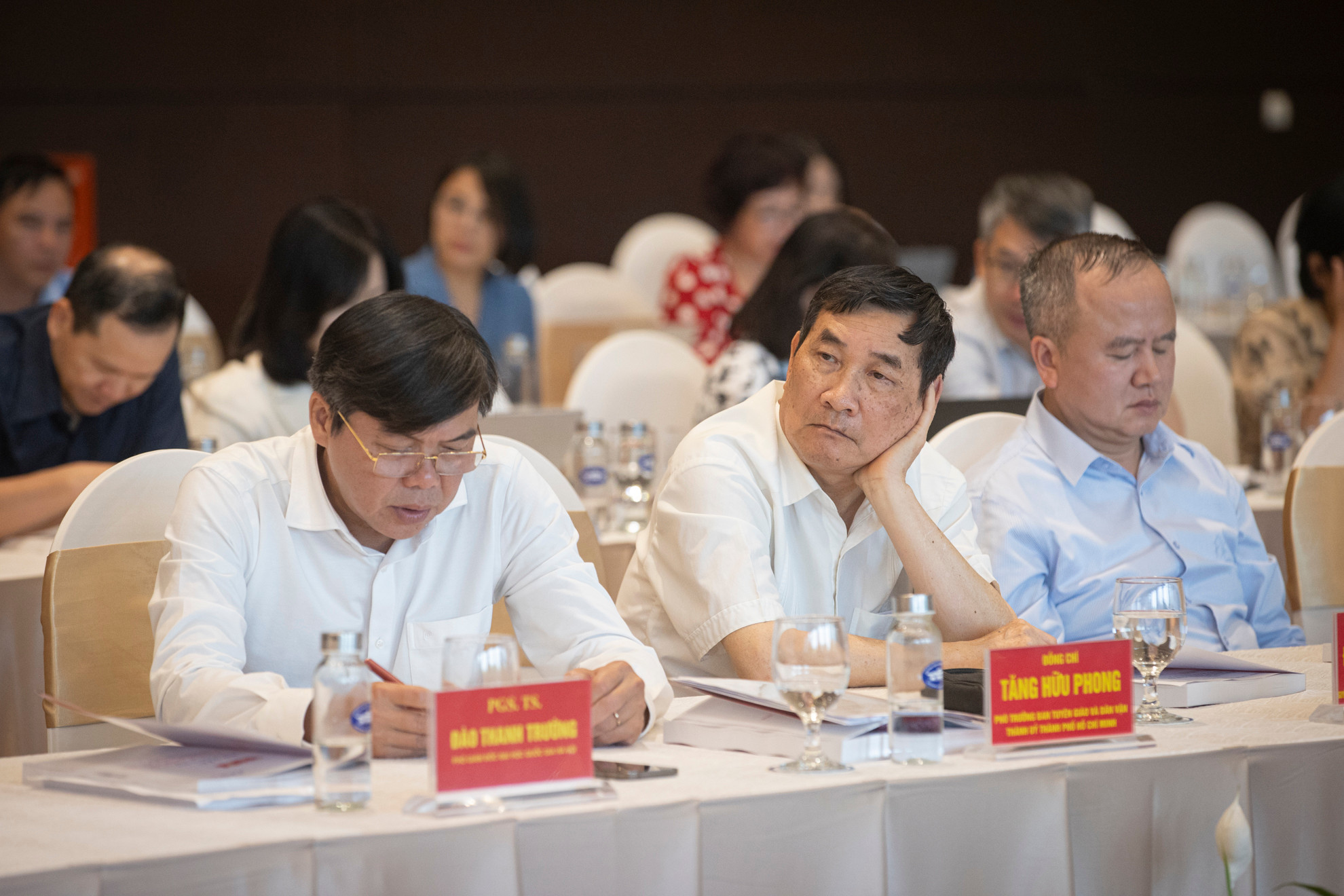 Các đại biểu dự tại hội thảo.