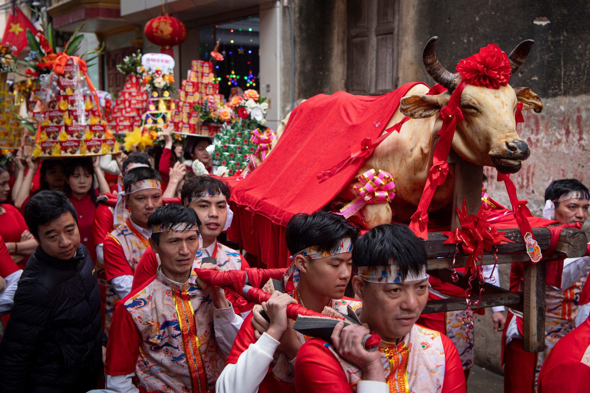 Trên mâm lễ vật dâng lên các vị thánh, thần có một con bò thui được phủ kín bằng vải lụa điều, ngoài ra còn có rất nhiều sản vật đặc trưng được các xóm, dòng họ, gia đình chăm chút chuẩn bị từ trước.