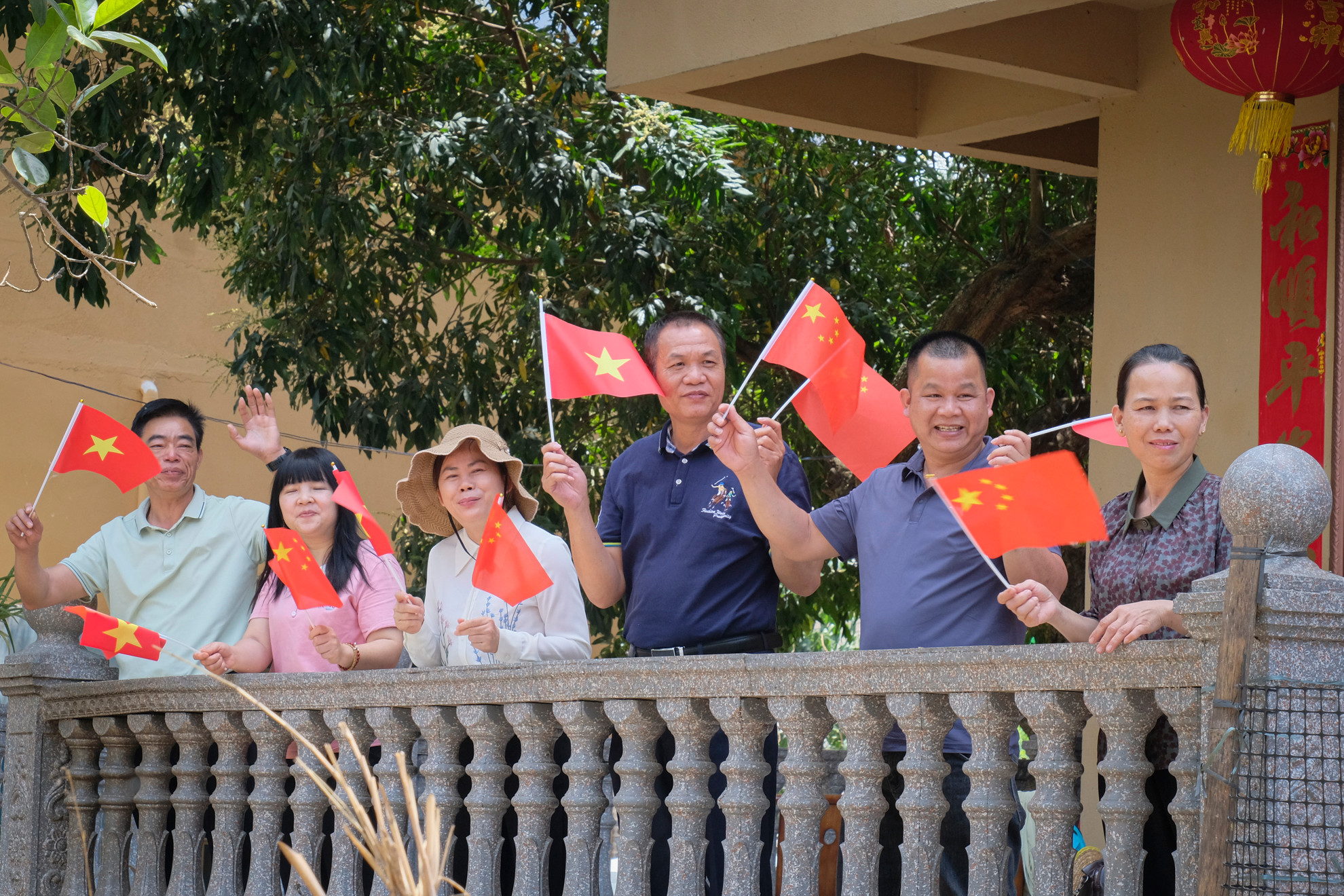 Bà con thôn Chu Liên nồng nhiệt chào đón đoàn công tác. Bà con thôn Chu Liên nồng nhiệt chào đón đoàn công tác.