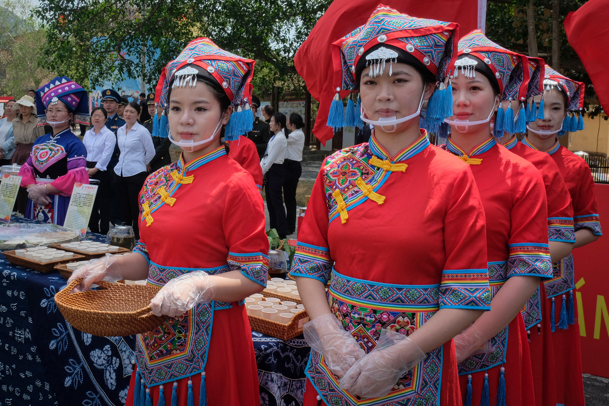 Các cô gái dân tộc Choang Quảng Tây, Trung Quốc giới thiệu đặc sản địa phương. Các cô gái dân tộc Choang Quảng Tây, Trung Quốc giới thiệu đặc sản địa phương.