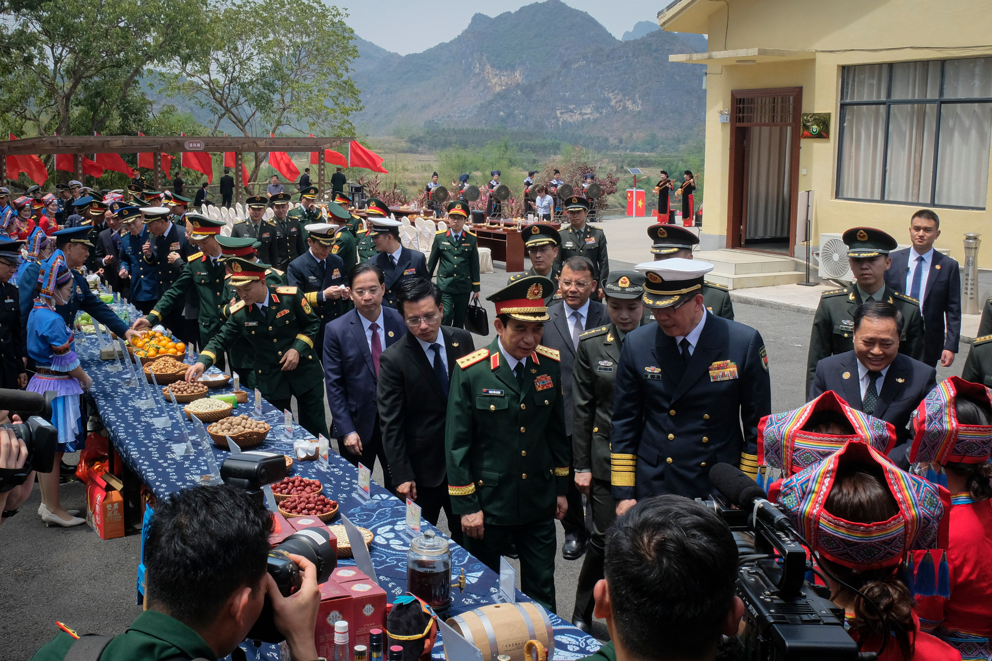 Hai Bộ trưởng Quốc phòng Việt Nam - Trung Quốc cùng đoàn đại biểu hai nước đến thăm thôn kiểu mẫu Chu Liên, thành phố Bằng Tường, Khu tự trị dân tộc Choang Quảng Tây, Trung Quốc. Hai Bộ trưởng Quốc phòng Việt Nam - Trung Quốc cùng đoàn đại biểu hai nước đến thăm thôn kiểu mẫu Chu Liên, thành phố Bằng Tường, Khu tự trị dân tộc Choang Quảng Tây, Trung Quốc.