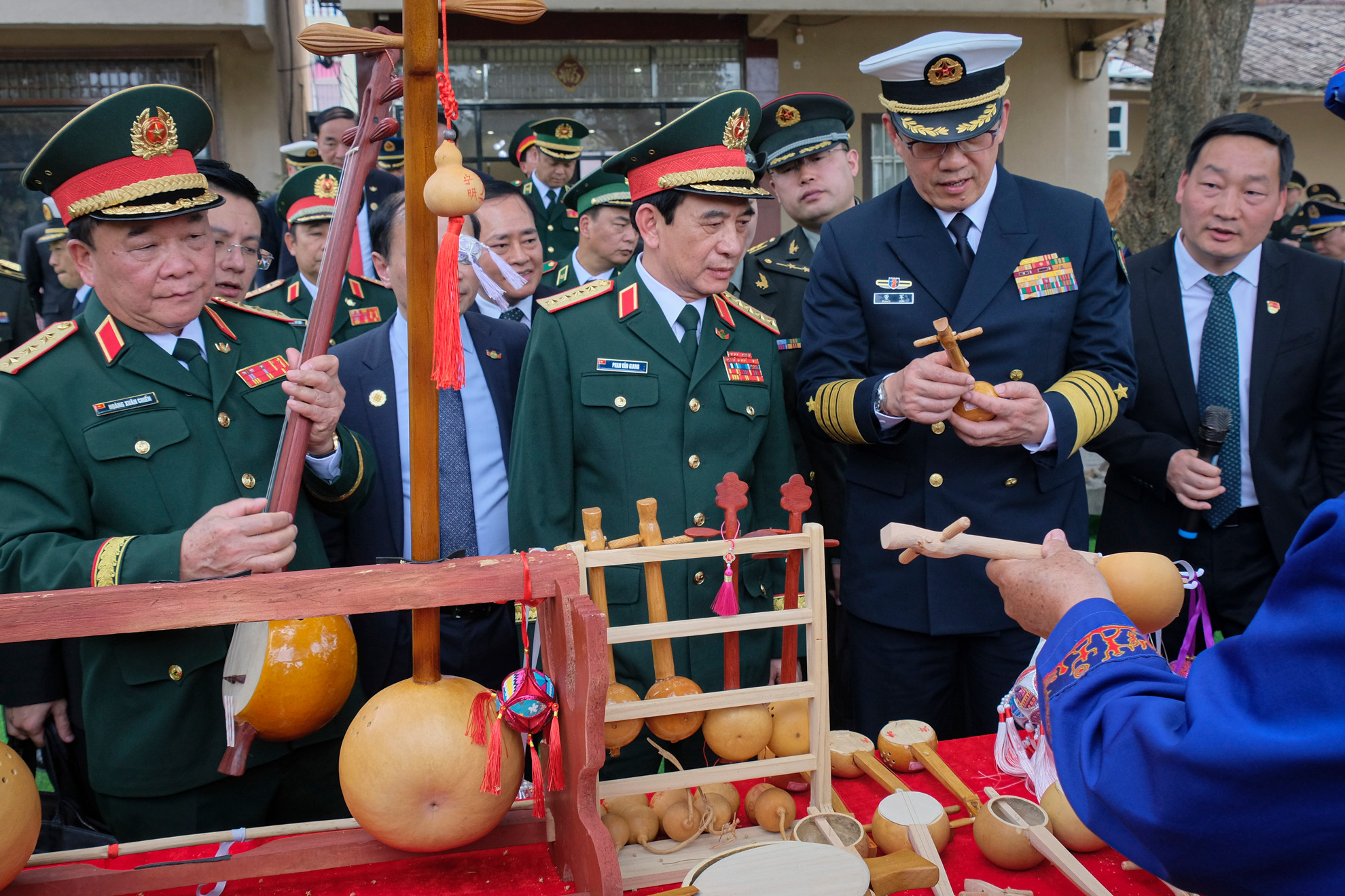 Hai Bộ trưởng tham quan các sản phẩm thủ công mỹ nghệ của địa phương. Hai Bộ trưởng tham quan các sản phẩm thủ công mỹ nghệ của địa phương.