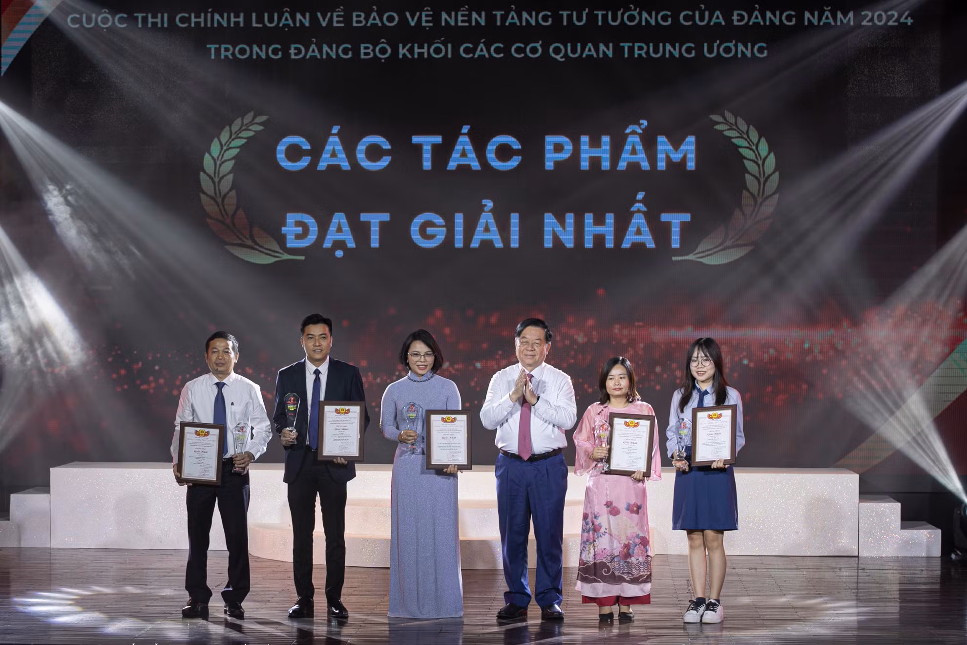 Đồng chí Nguyễn Trọng Nghĩa trao giải cho các tác giả đoạt giải Nhất.