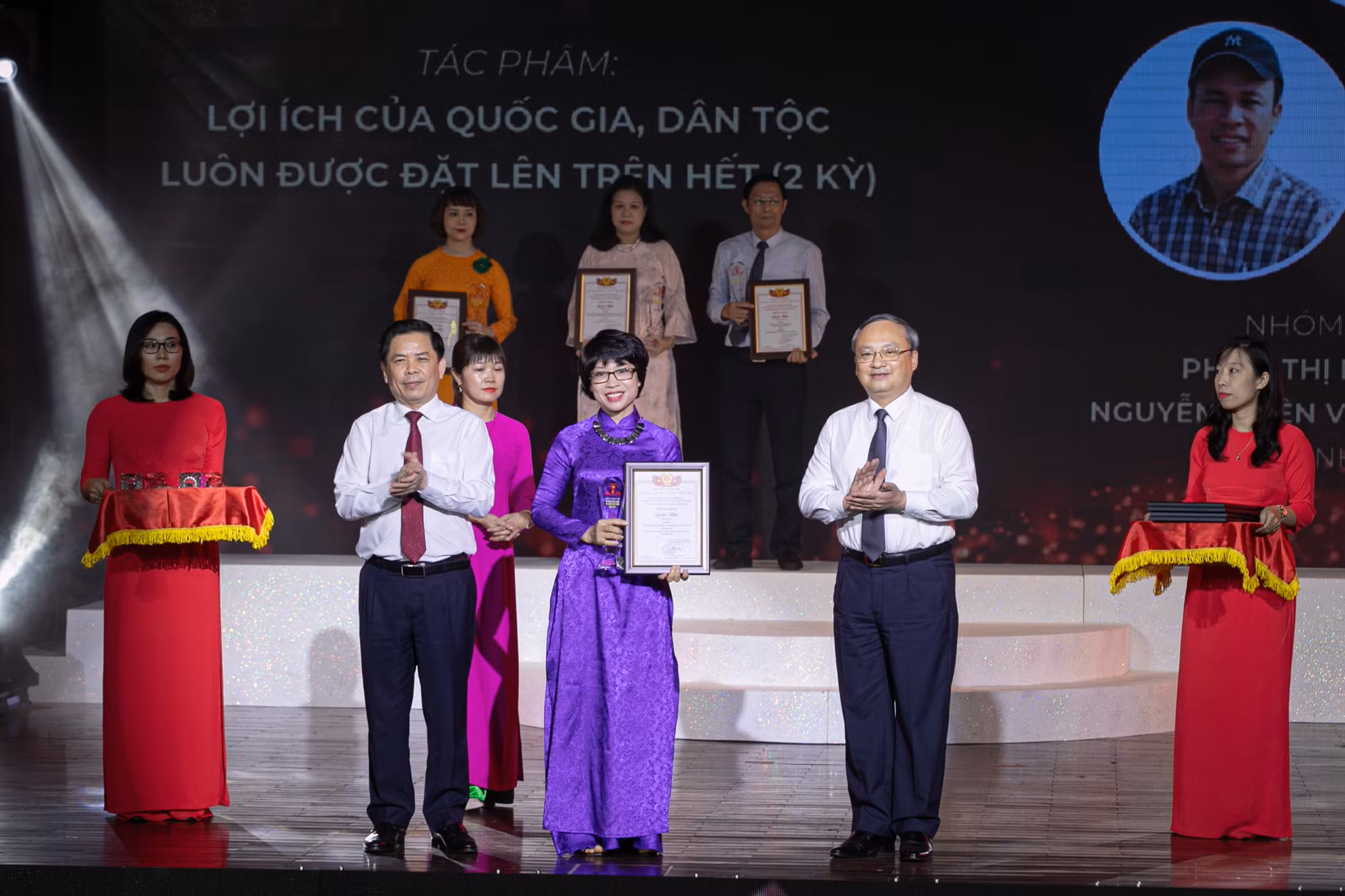 Báo Nhân Dân giành giải Nhì với tác phẩm "Lợi ích của quốc gia, dân tộc luôn được đặt lên trên hết" (2 kỳ) của nhóm tác giả Phạm Thị Phong Điệp, Nguyễn Thiên Vương, Thanh Hải.