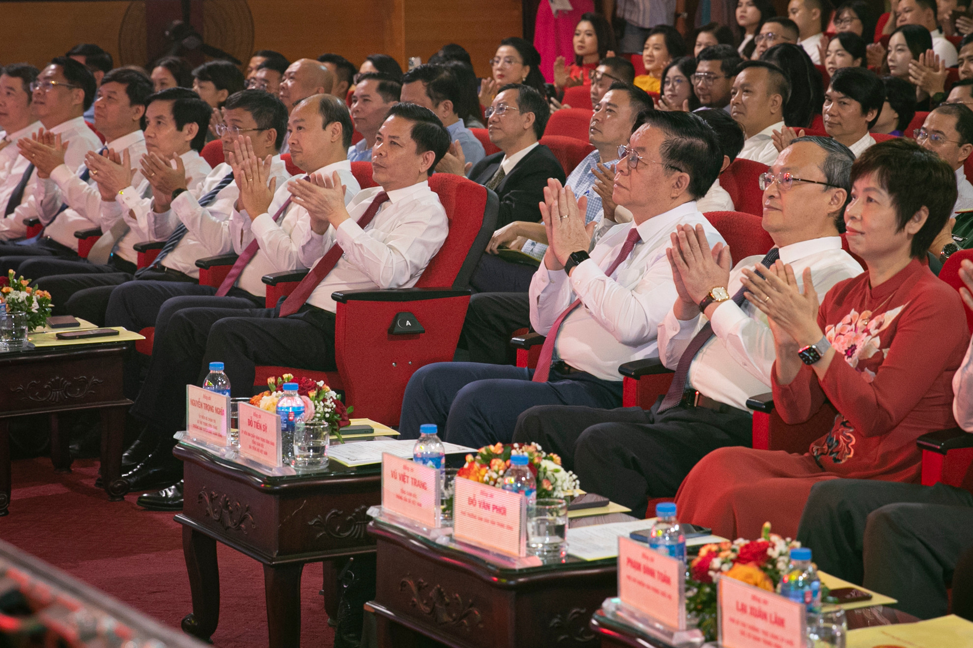 Đồng chí Nguyễn Trọng Nghĩa, Ủy viên Bộ Chính trị, Bí thư Trung ương Đảng, Trưởng Ban Tuyên giáo Trung ương; đồng chí Nguyễn Văn Thể, Ủy viên Ban Chấp hành Trung ương Đảng, Bí thư Đảng ủy Khối các cơ quan Trung ương và các đại biểu dự Lễ Tổng kết và trao giải Cuộc thi chính luận về bảo vệ nền tảng tư tưởng của Đảng năm 2024 trong Đảng bộ Khối các cơ quan Trung ương.