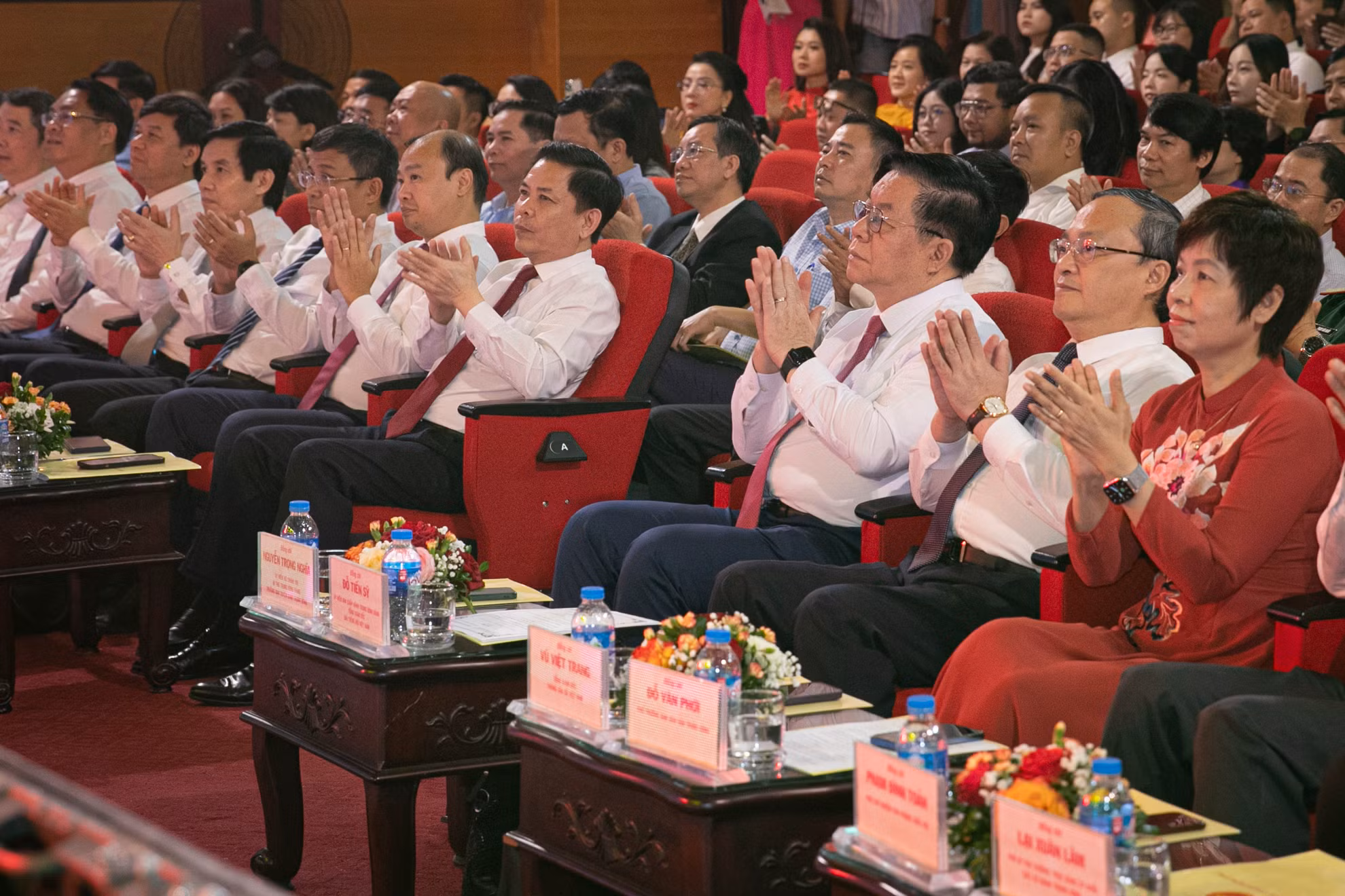 Đồng chí Nguyễn Trọng Nghĩa, Ủy viên Bộ Chính trị, Bí thư Trung ương Đảng, Trưởng Ban Tuyên giáo Trung ương; đồng chí Nguyễn Văn Thể, Ủy viên Ban Chấp hành Trung ương Đảng, Bí thư Đảng ủy Khối các cơ quan Trung ương và các đại biểu dự Lễ Tổng kết và trao giải Cuộc thi chính luận về bảo vệ nền tảng tư tưởng của Đảng năm 2024 trong Đảng bộ Khối các cơ quan Trung ương.