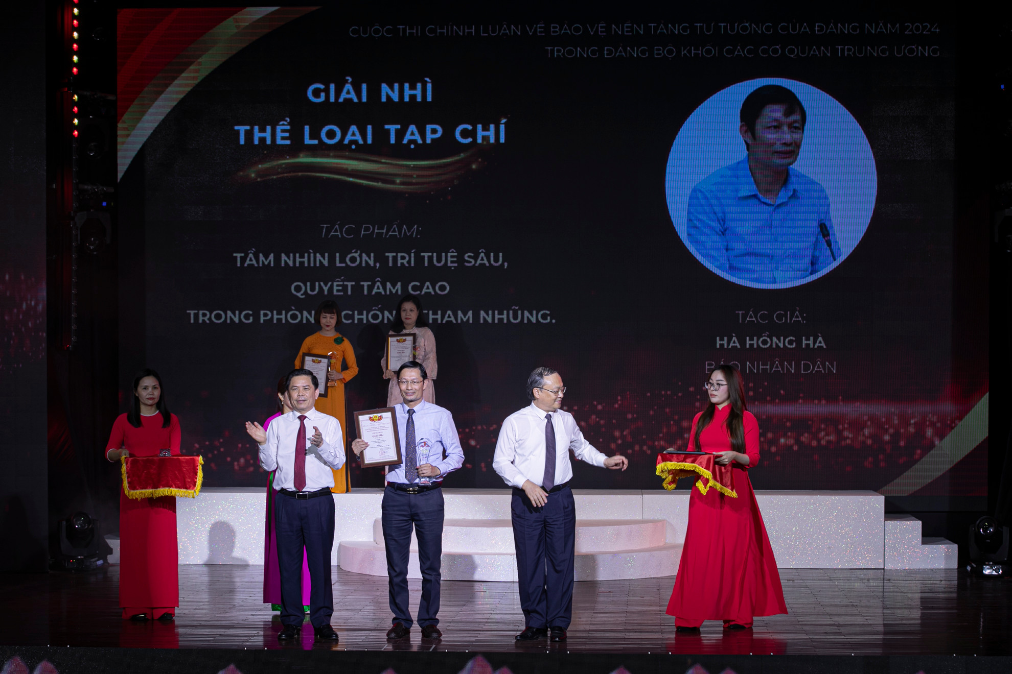 Tác giả Hà Hồng Hà (Báo Nhân Dân) giành giải Nhì thể loại Tạp chí với tác phẩm "Tầm nhìn lớn, trí tuệ sâu, quyết tâm cao trong phòng chống tham nhũng".