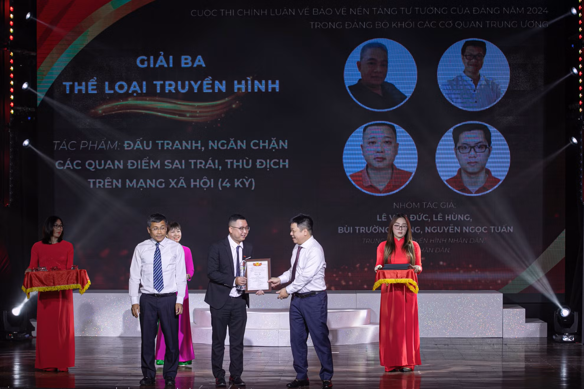 Báo Nhân Dân giành giải Ba ở thể loại Truyền hình với tác phẩm "Đấu tranh, ngăn chặn các quan điểm sai trái, thù địch trên mạng xã hội" của nhóm tác giả Lê Văn Đức, Nguyễn Ngọc Tuấn, Bùi Trường Giang, Lê Hùng.