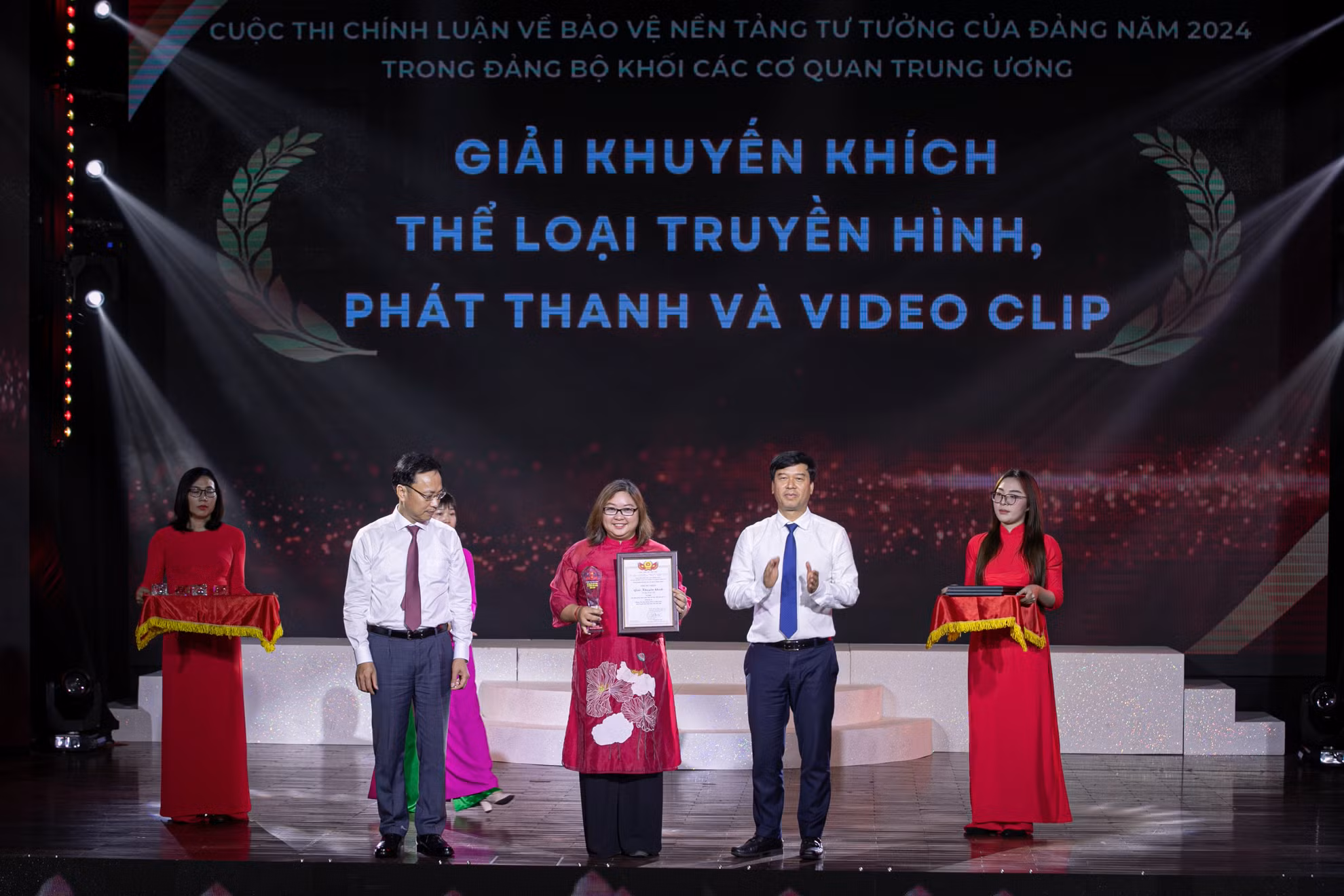 Nhóm tác giả Hương Mai, Duy Hương, Đình Lê, Hồng Hạnh của kênh Truyền hình Nhân Dân, Báo Nhân Dân giành giải Khuyến khích, thể loại truyền hình với tác phẩm: Chủ động phòng ngừa, ngăn chặn thủ đoạn "Bất tuân dân sự".