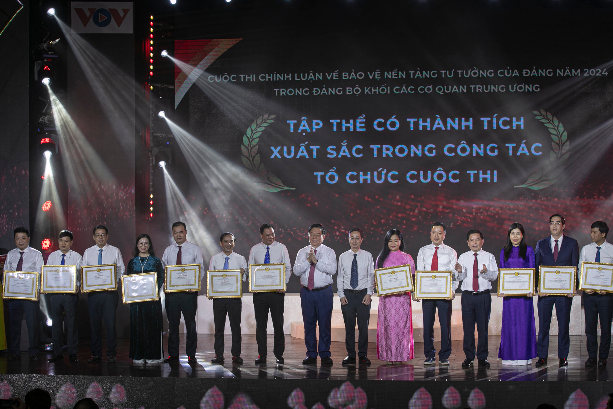 Đồng chí Nguyễn Trọng Nghĩa và đồng chí Nguyễn Văn Thể trao Bằng khen tặng các tập thể có thành tích xuất sắc trong công tác tổ chức cuộc thi.