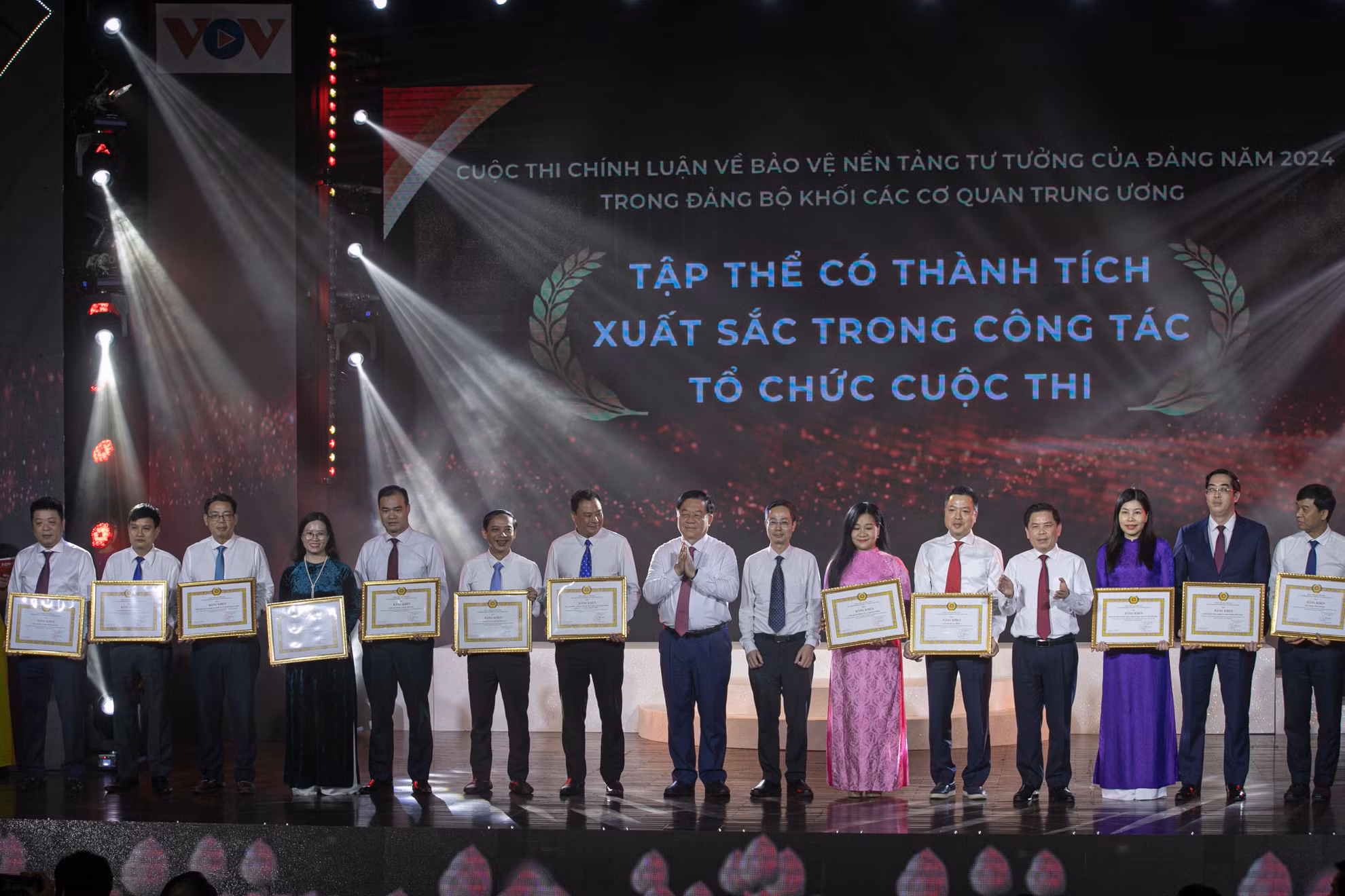 Đồng chí Nguyễn Trọng Nghĩa và đồng chí Nguyễn Văn Thể trao Bằng khen tặng các tập thể có thành tích xuất sắc trong công tác tổ chức cuộc thi.