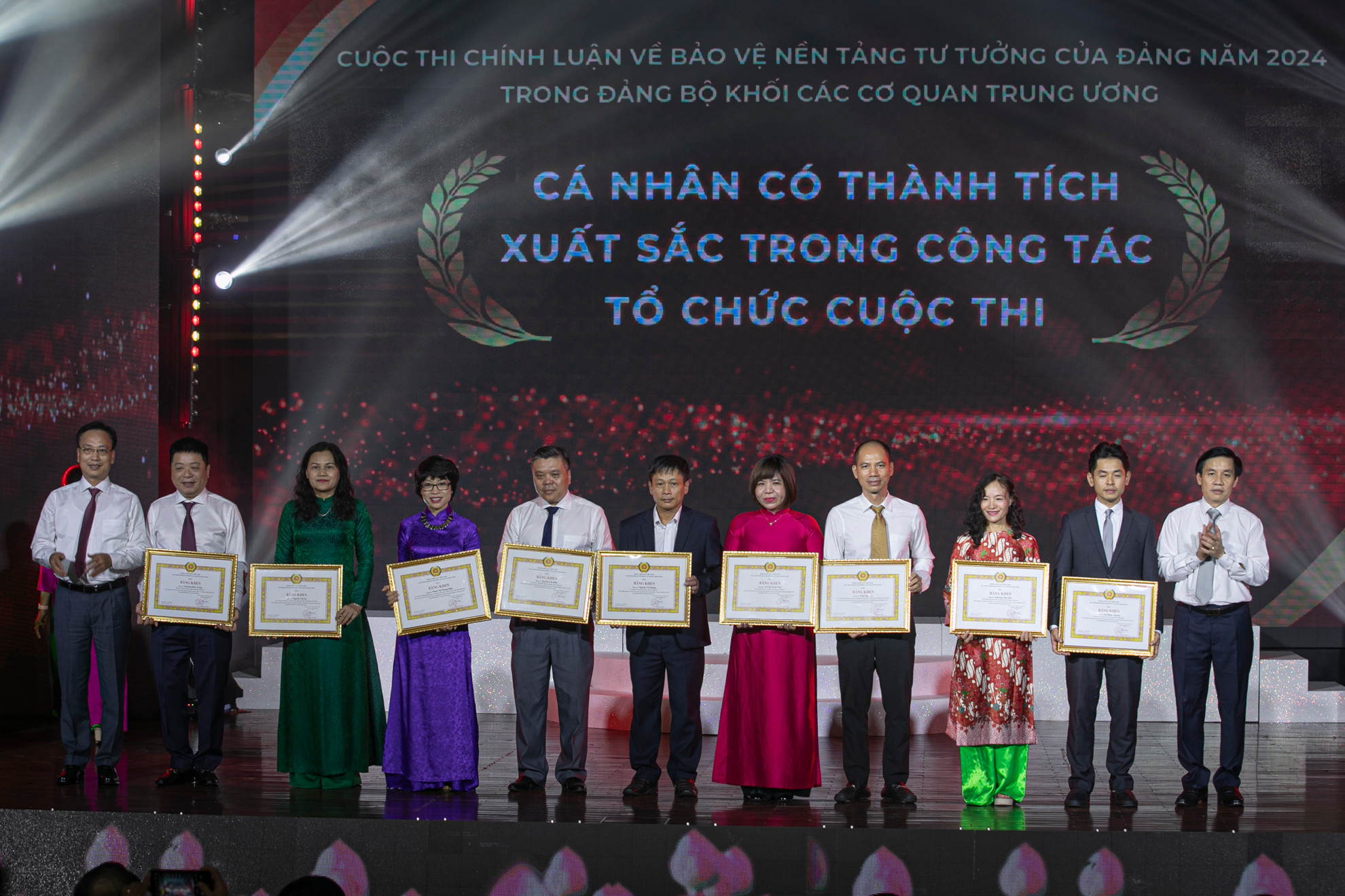 Ban tổ chức Cuộc thi trao Bằng chứng nhận, tặng các cá nhân có thành tích xuất sắc trong công tác tổ chức cuộc thi.