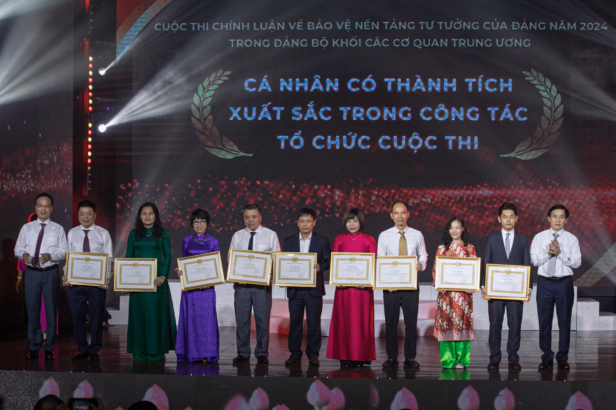 Ban tổ chức Cuộc thi trao Bằng chứng nhận, tặng các cá nhân có thành tích xuất sắc trong công tác tổ chức cuộc thi.