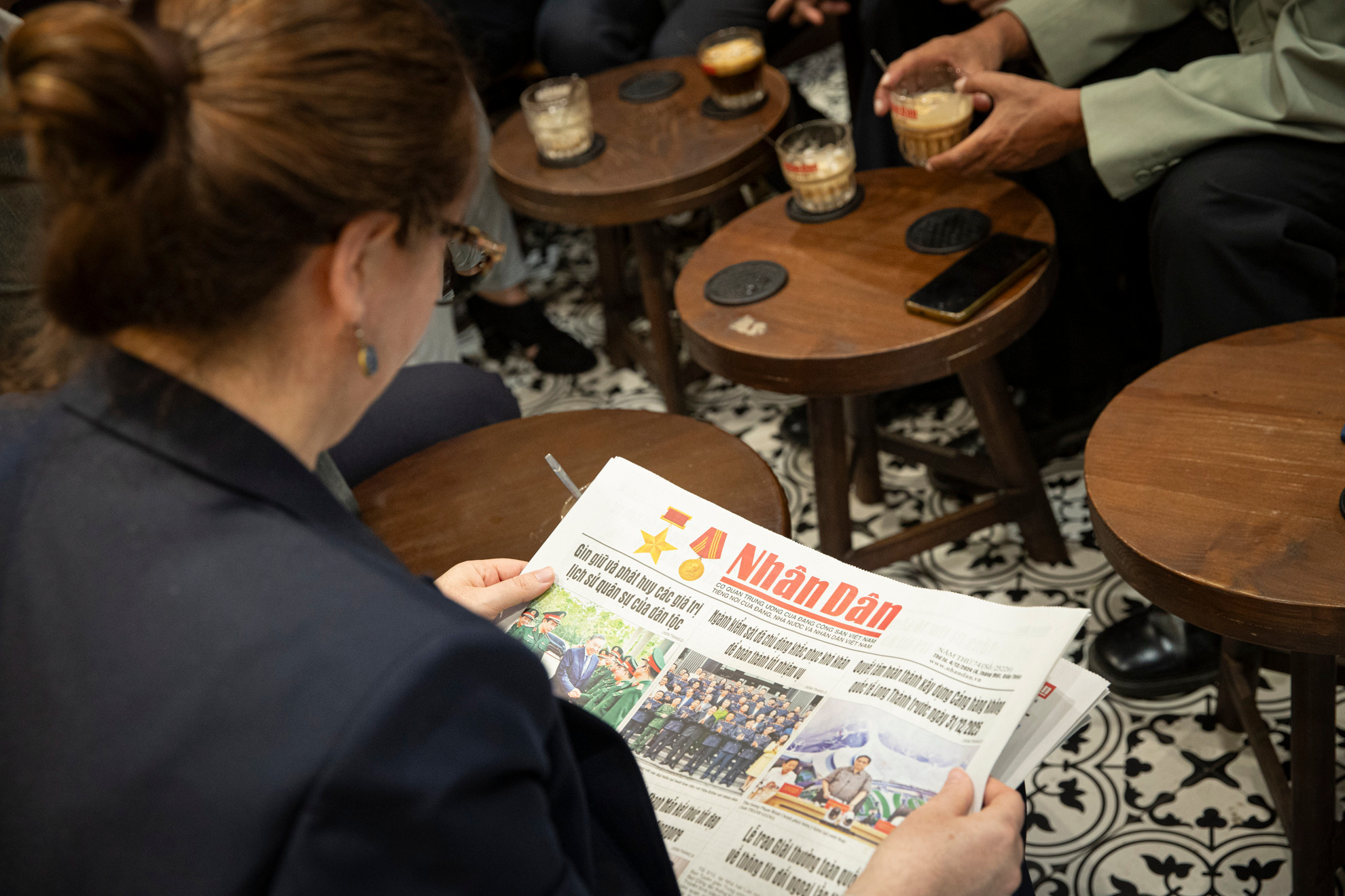 Phóng viên Báo Granma trải nghiệm Báo Nhân Dân.