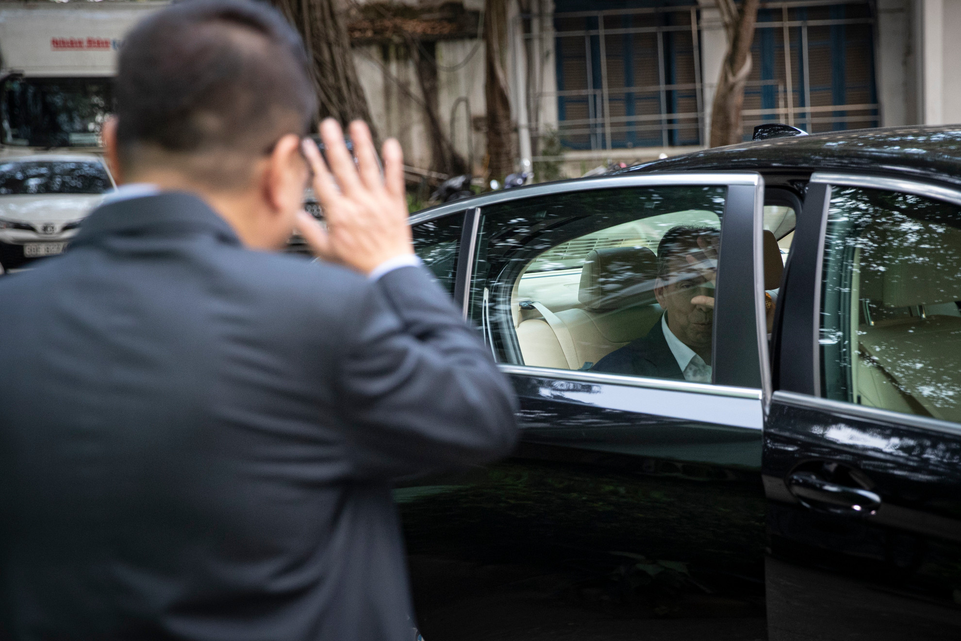 Tổng Biên tập Lê Quốc Minh tiễn Đại sứ Cuba Rogelio Polanco Fuentes và đại diện các đơn vị của Báo Granma, sau khi kết thúc buổi làm việc tại Báo Nhân Dân.