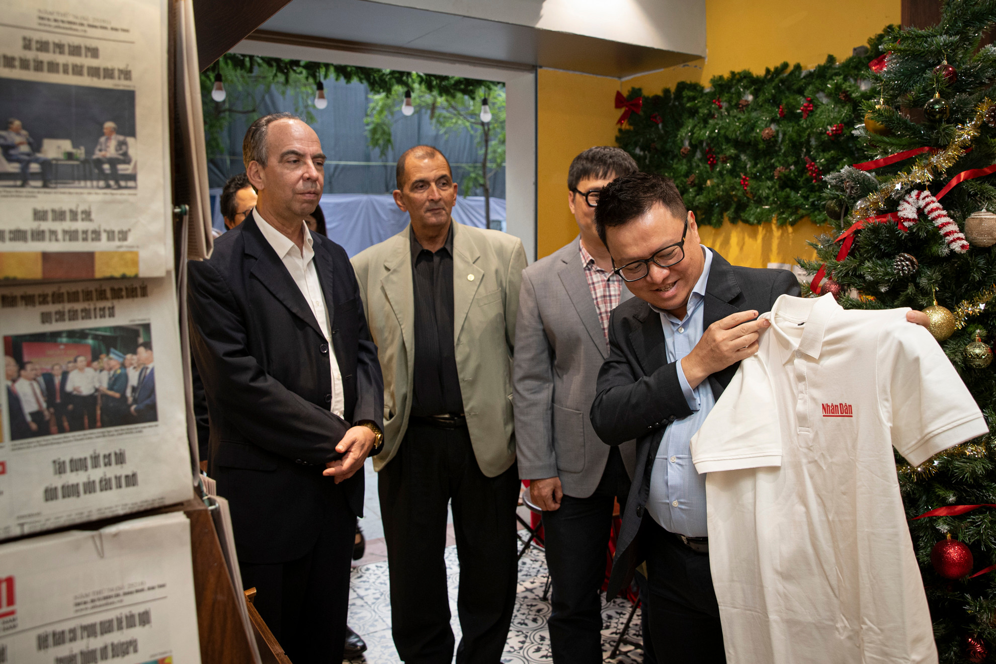 Với ý tưởng đưa báo Đảng đến gần bạn đọc hơn bằng những trải nghiệm mới mẻ trong một không gian hoài niệm mà không kém phần hiện đại, mới đây, Báo Nhân Dân khai trương Không gian trạm đọc báo tại số 71 Hàng Trống. Chỉ một thời gian ngắn sau khi ra mắt, Trạm đọc đã thu hút sự quan tâm của bạn đọc và du khách.