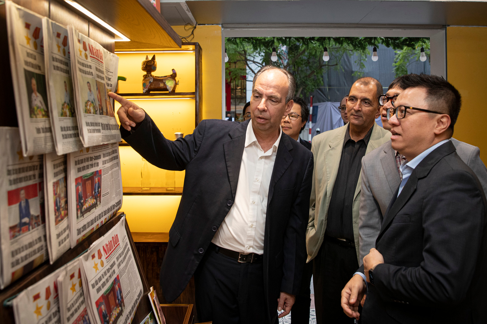 Tổng Biên tập Báo Nhân Dân Lê Quốc Minh giới thiệu về không gian trạm đọc Báo Nhân Dân với Đại sứ chỉ định Cộng hoà Cuba tại Việt Nam Rogelio Polanco Fuentes và các đại biểu.