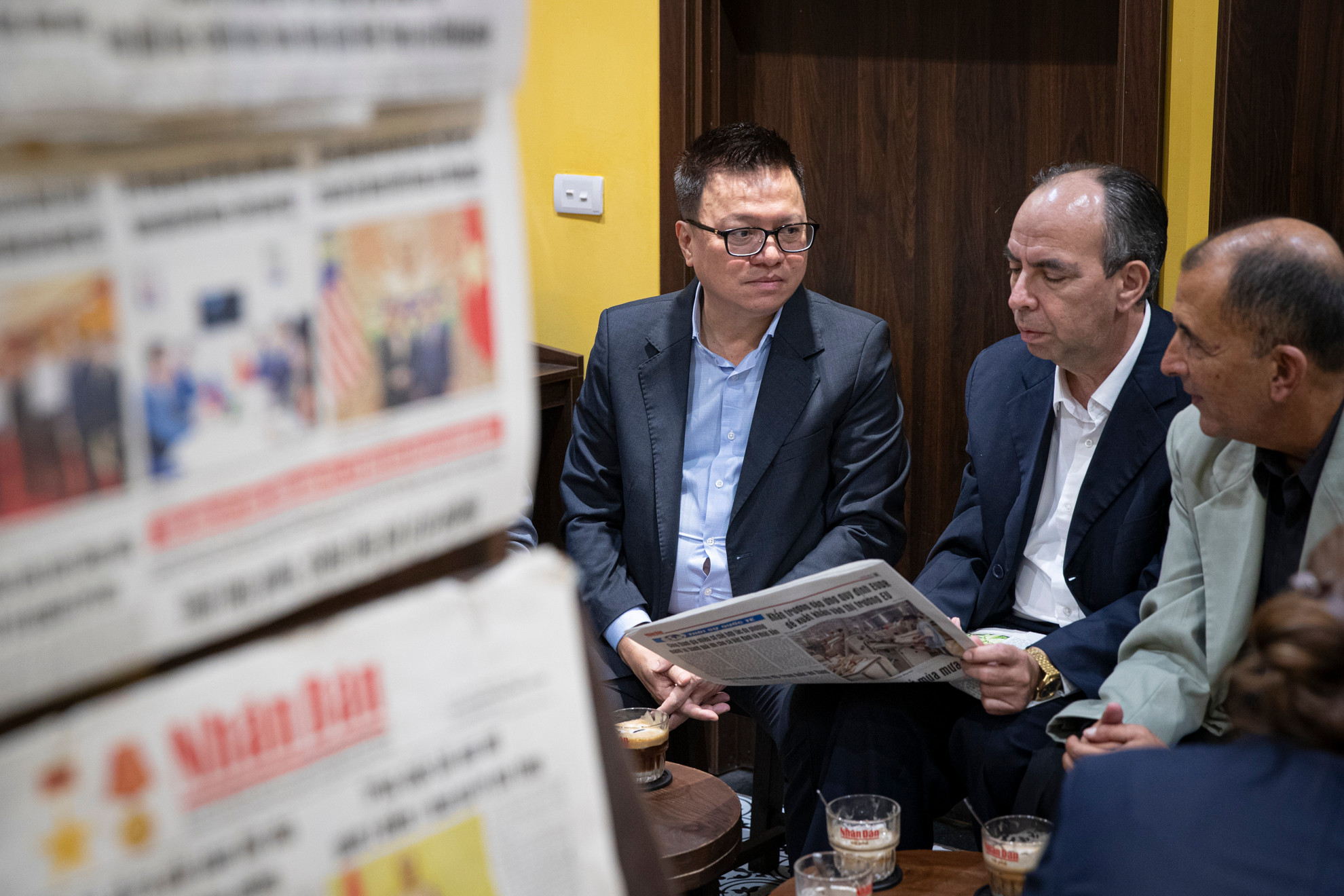 Các đại biểu ấn tượng với trạm đọc Báo Nhân Dân.