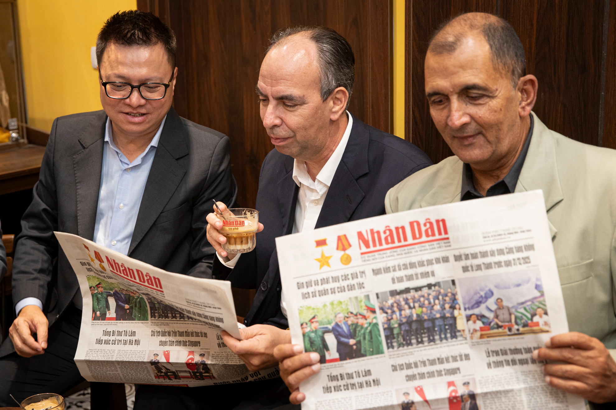 Với gam màu vàng chủ đạo, Trạm đọc Báo Nhân Dân đem tới cảm giác ấm cúng, hoài niệm, mang hơi hướng sắc màu báo in, giúp bạn đọc tìm được sự yên tĩnh và hứng thú đọc báo. Tại đây, bạn đọc không chỉ được thưởng thức cà-phê mà còn được trải nghiệm đọc báo in hoàn toàn miễn phí với đa dạng đầu báo được bổ sung mỗi ngày.