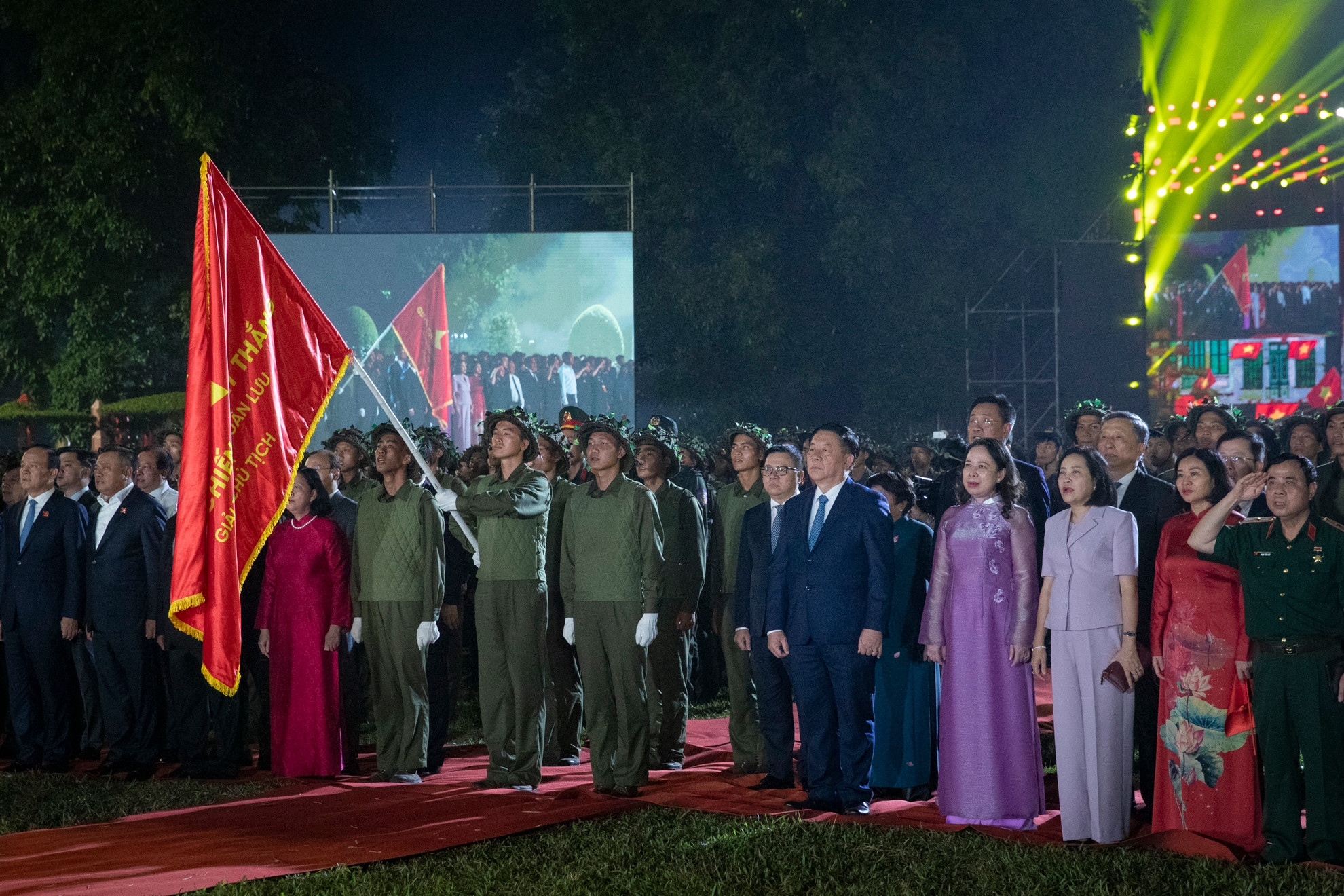 Chương trình đã tái hiện lễ Chào cờ lịch sử ngày 10/10/1954. Không khí tại Khu di sản Hoàng thành Thăng Long bỗng trở nên trang nghiêm khi các đại biểu cùng nhân dân đứng dậy để tái hiện thời khắc lịch sử 15 giờ chiều 10/10/1954.