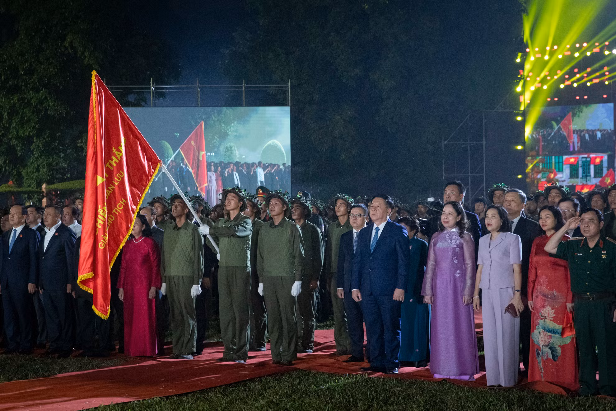Chương trình đã tái hiện lễ Chào cờ lịch sử ngày 10/10/1954. Không khí tại Khu di sản Hoàng thành Thăng Long bỗng trở nên trang nghiêm khi các đại biểu cùng nhân dân đứng dậy để tái hiện thời khắc lịch sử 15 giờ chiều 10/10/1954.