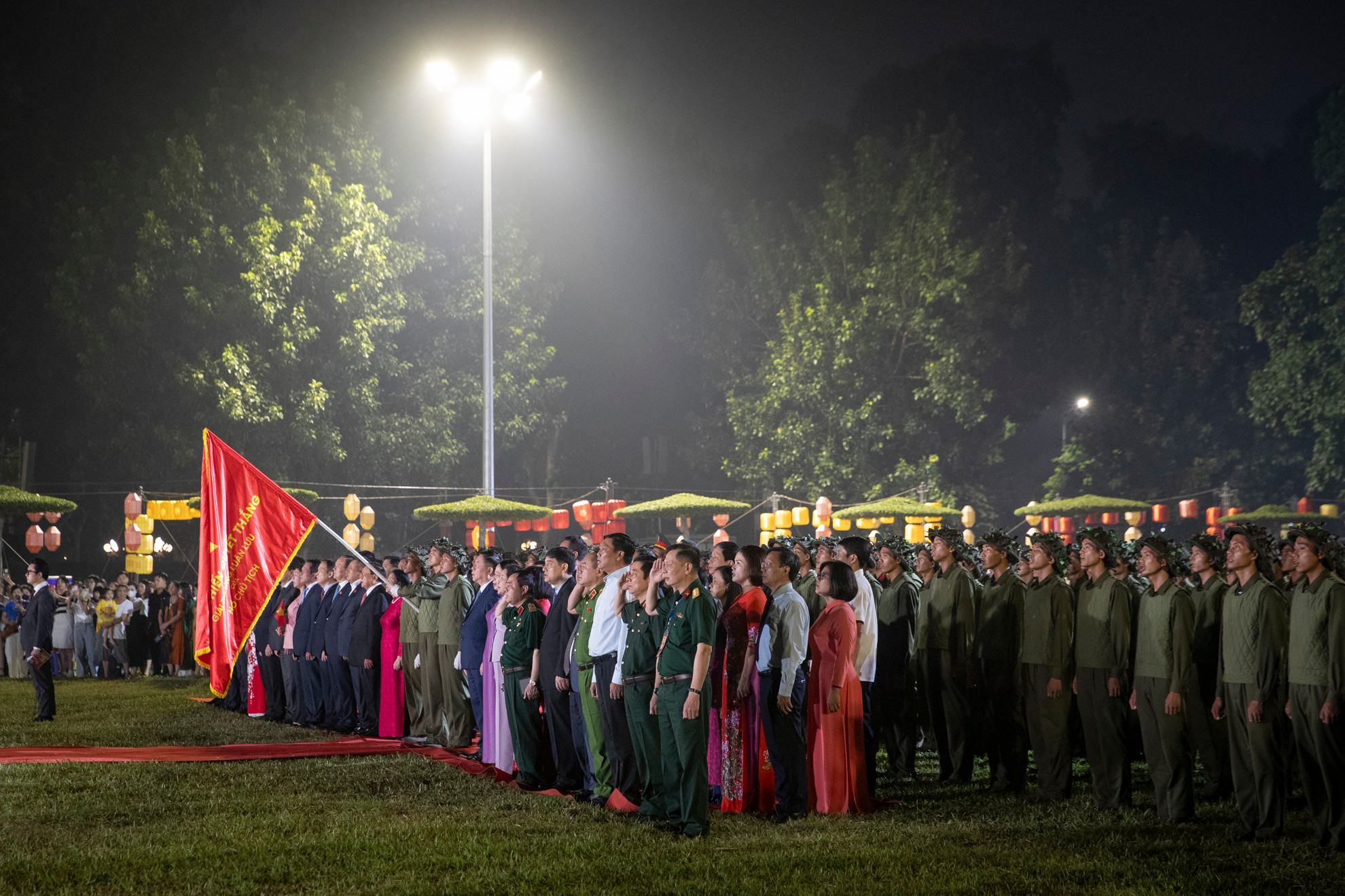 Các đại biểu thực hiện nghi lễ chào cờ.