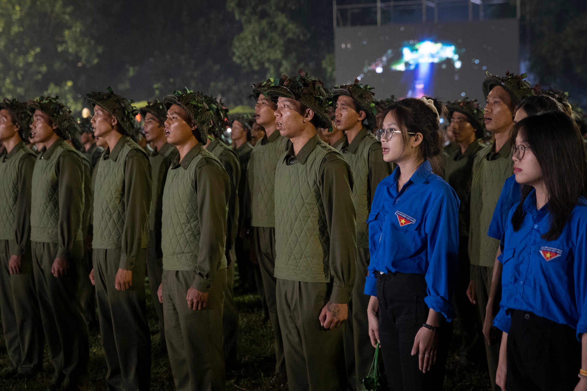 15 giờ ngày 10/10/1954, còi trên nóc Nhà hát thành phố nổi lên một hồi dài. Hàng trăm nghìn người dân Thủ đô Hà Nội trang nghiêm dự lễ chào cờ long trọng do Ủy ban Quân chính thành phố tổ chức tại sân vận động Cột Cờ, với sự tham gia của các đơn vị quân đội nhân dân tham gia tiếp quản thành phố.