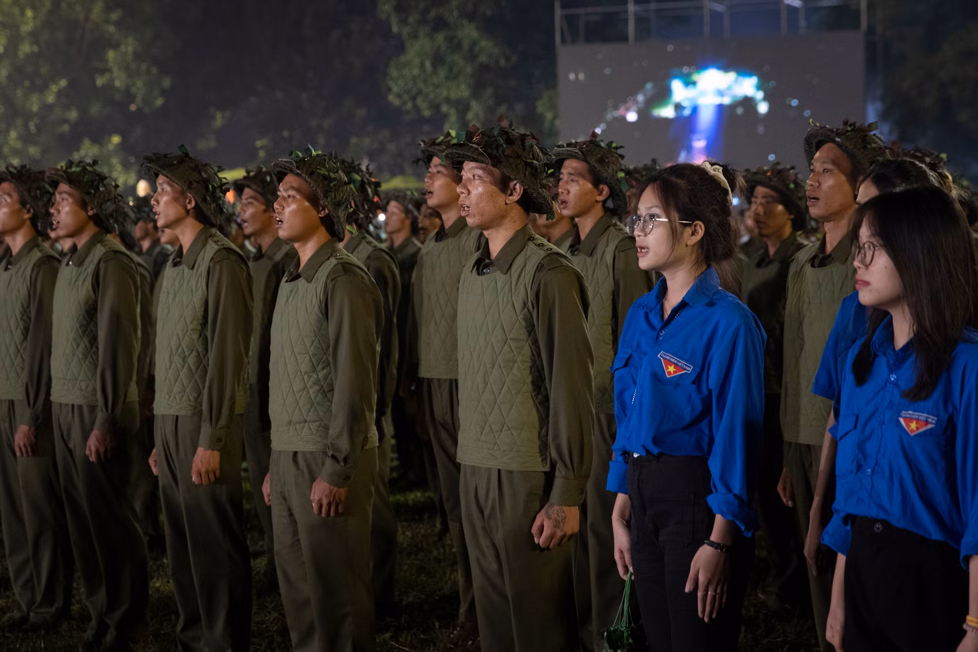 15 giờ ngày 10/10/1954, còi trên nóc Nhà hát thành phố nổi lên một hồi dài. Hàng trăm nghìn người dân Thủ đô Hà Nội trang nghiêm dự lễ chào cờ long trọng do Ủy ban Quân chính thành phố tổ chức tại sân vận động Cột Cờ, với sự tham gia của các đơn vị quân đội nhân dân tham gia tiếp quản thành phố.