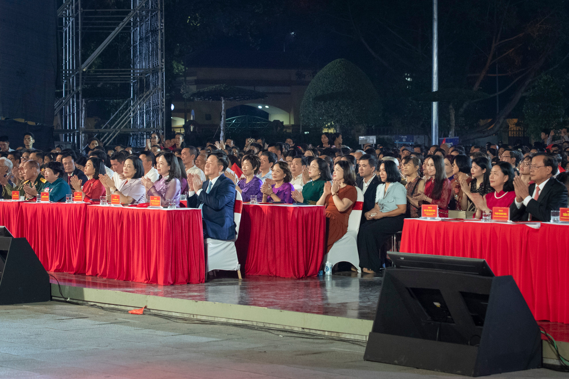 Tham dự chương trình có các đồng chí Ủy viên Bộ Chính trị: Nguyễn Trọng Nghĩa, Bí thư Trung ương Đảng, Trưởng Ban Tuyên giáo Trung ương; Bùi Thị Minh Hoài, Bí thư Thành ủy, Trưởng đoàn đại biểu Quốc hội thành phố Hà Nội; Phạm Quang Nghị, nguyên Ủy viên Bộ Chính trị, nguyên Bí thư Thành ủy Hà Nội; các đồng chí Ủy viên Trung ương Đảng: Võ Thị Ánh Xuân, Phó Chủ tịch nước; Nguyễn Thị Thanh, Phó Chủ tịch Quốc hội; Nguyễn Thị Tuyến, Phó Bí thư Thường trực Thành ủy Hà Nội; Trần Sỹ Thanh, Chủ tịch Ủy ban nhân dân thành phố Hà Nội; cùng các đồng chí lãnh đạo Đảng, Nhà nước, thành phố Hà Nội, các nhân chứng lịch sử và các tầng lớp nhân dân.