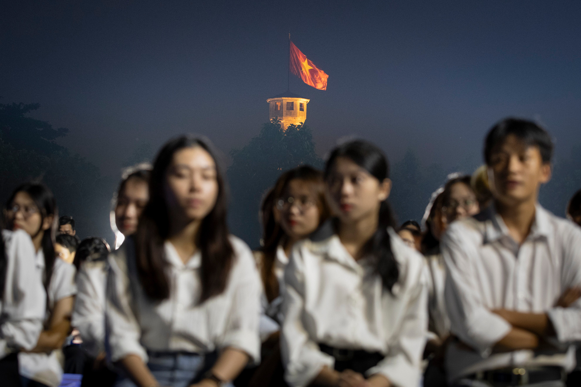 Cách đây 70 năm, sáng 10/10/1954, Ủy ban Quân chính thành phố và Đại đoàn Quân Tiên phong - Sư đoàn 308 chia làm nhiều cánh lớn mở cuộc hành quân tiến vào Hà Nội trong rừng cờ hoa của hàng vạn người dân hân hoan chào đón đoàn quân chiến thắng trở về sau 9 năm trường kỳ kháng chiến. Từ đây, Thủ đô sạch bóng quân thù. Hà Nội bước sang một trang mới trong lịch sử hào hùng của dân tộc. Người dân hân hoan hướng về lá quốc kỳ tung bay trên Cột cờ Hà Nội trong ngày Thủ đô được giải phóng.