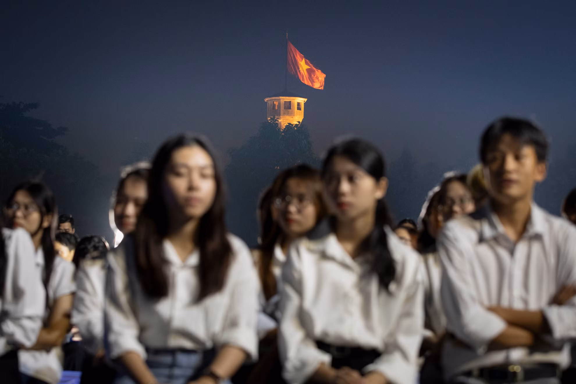 Cách đây 70 năm, sáng 10/10/1954, Ủy ban Quân chính thành phố và Đại đoàn Quân Tiên phong - Sư đoàn 308 chia làm nhiều cánh lớn mở cuộc hành quân tiến vào Hà Nội trong rừng cờ hoa của hàng vạn người dân hân hoan chào đón đoàn quân chiến thắng trở về sau 9 năm trường kỳ kháng chiến. Từ đây, Thủ đô sạch bóng quân thù. Hà Nội bước sang một trang mới trong lịch sử hào hùng của dân tộc. Người dân hân hoan hướng về lá quốc kỳ tung bay trên Cột cờ Hà Nội trong ngày Thủ đô được giải phóng.